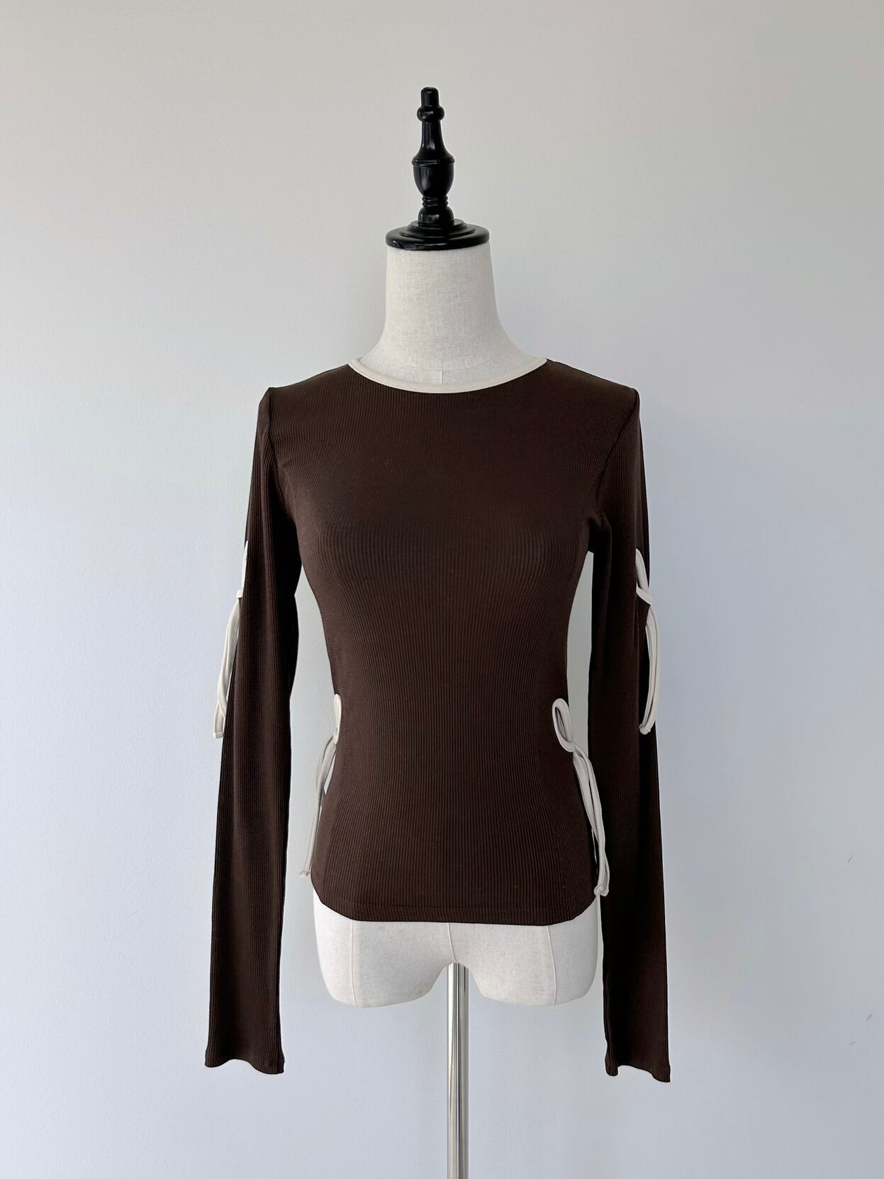 アートのように肌見せが叶うデザイントップス