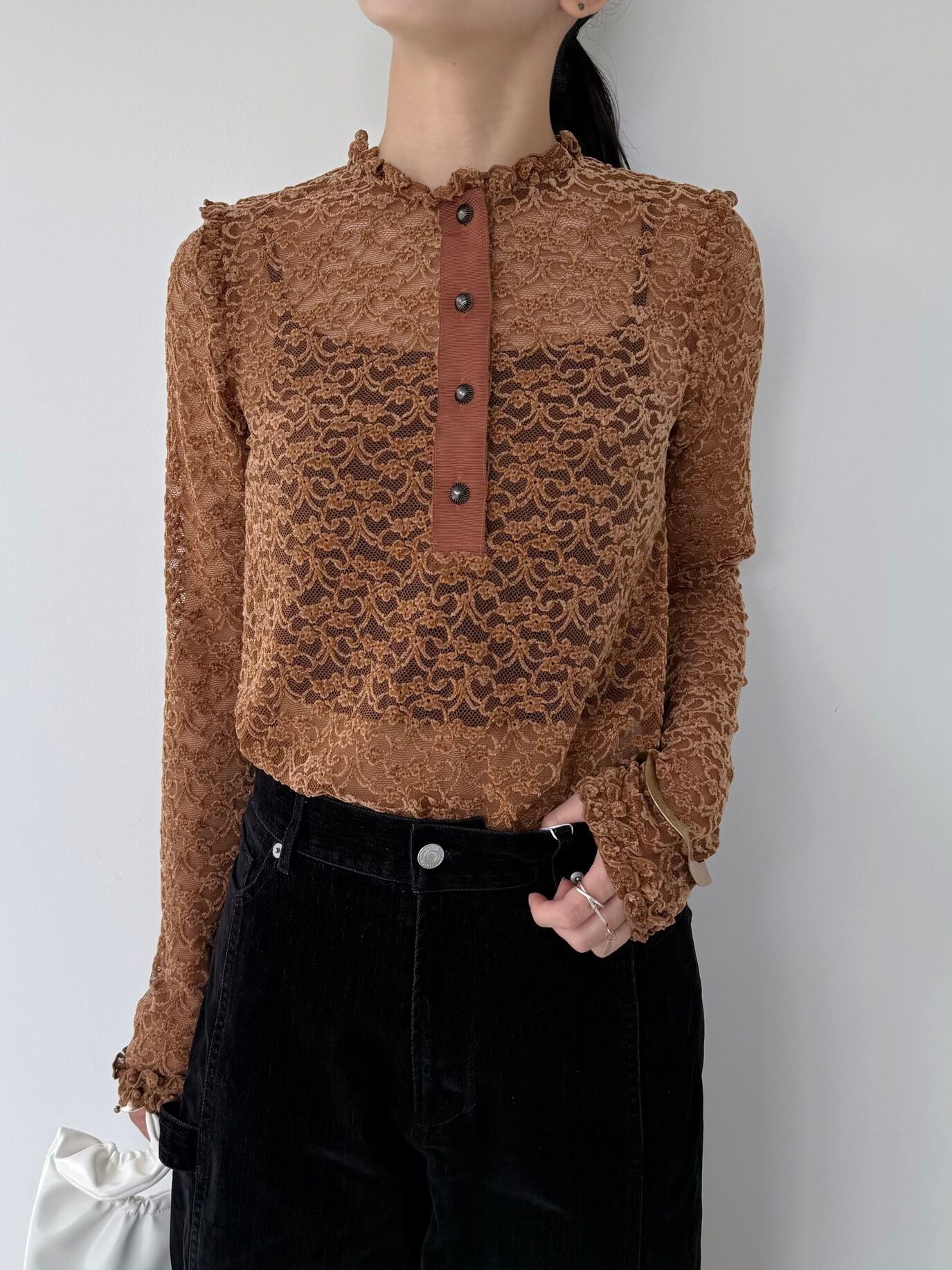 1枚できてもサマになるレーストップス