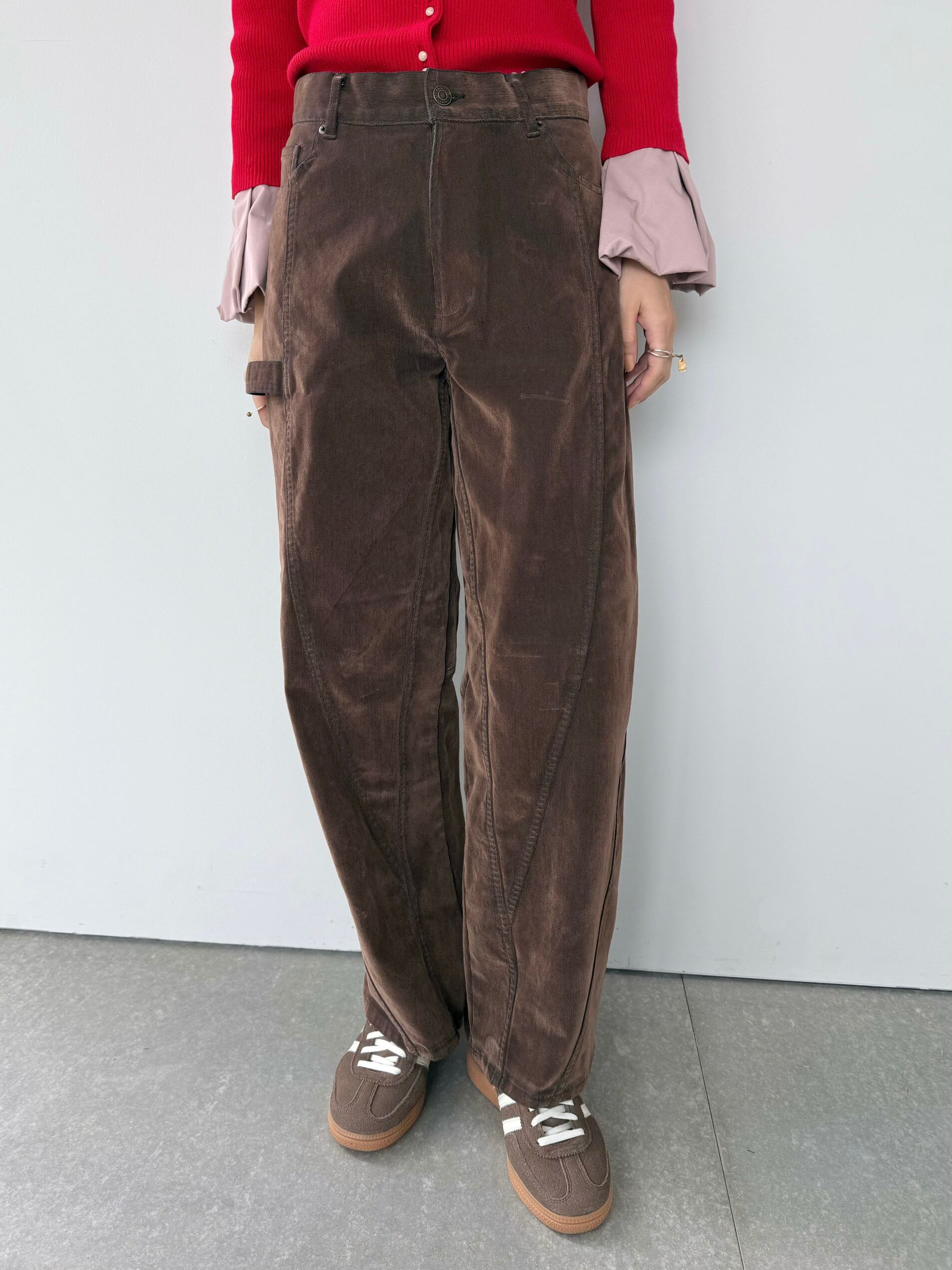 ベロアのような表情のフロッキー加工を施したデニムパンツ