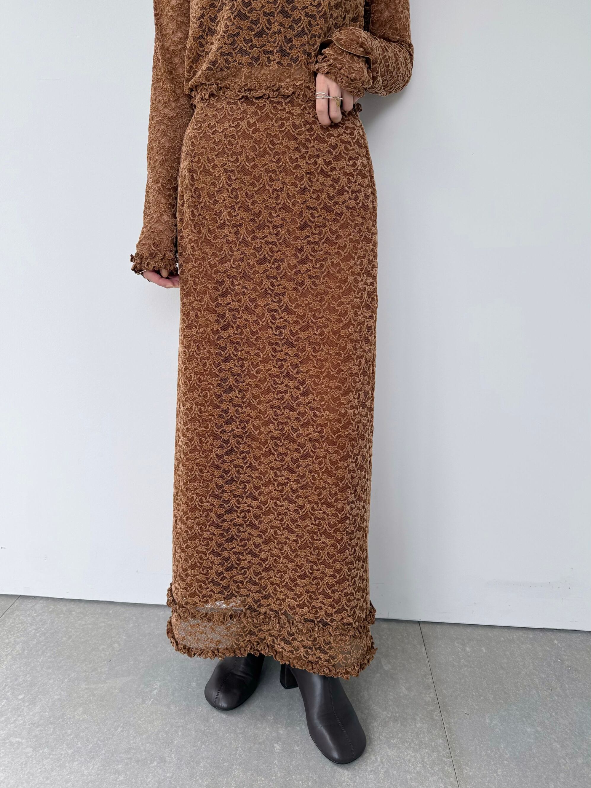 AWシーズンに重宝する上品なレーススカート