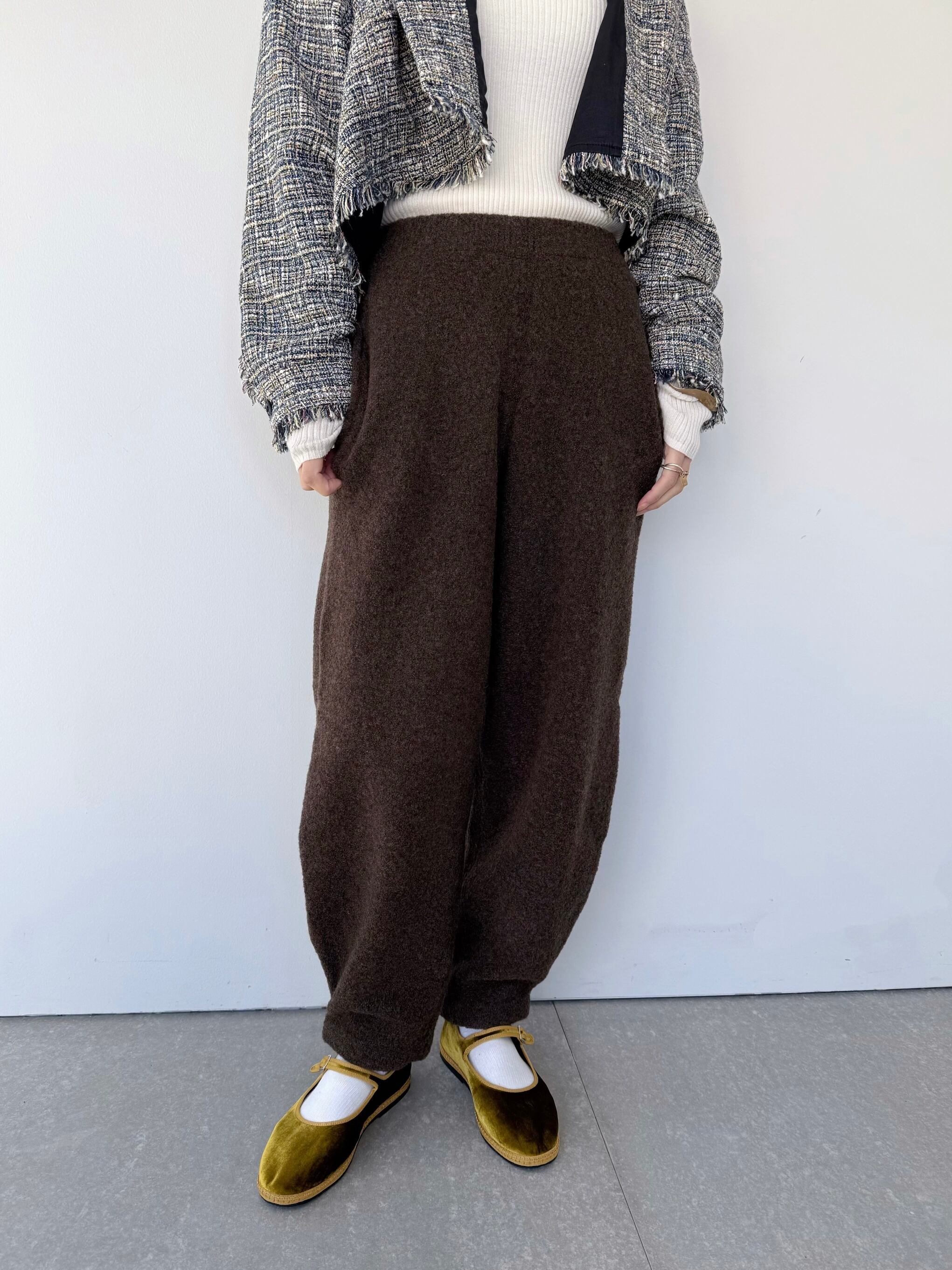 フリース見えするニットのバレルレッグパンツ