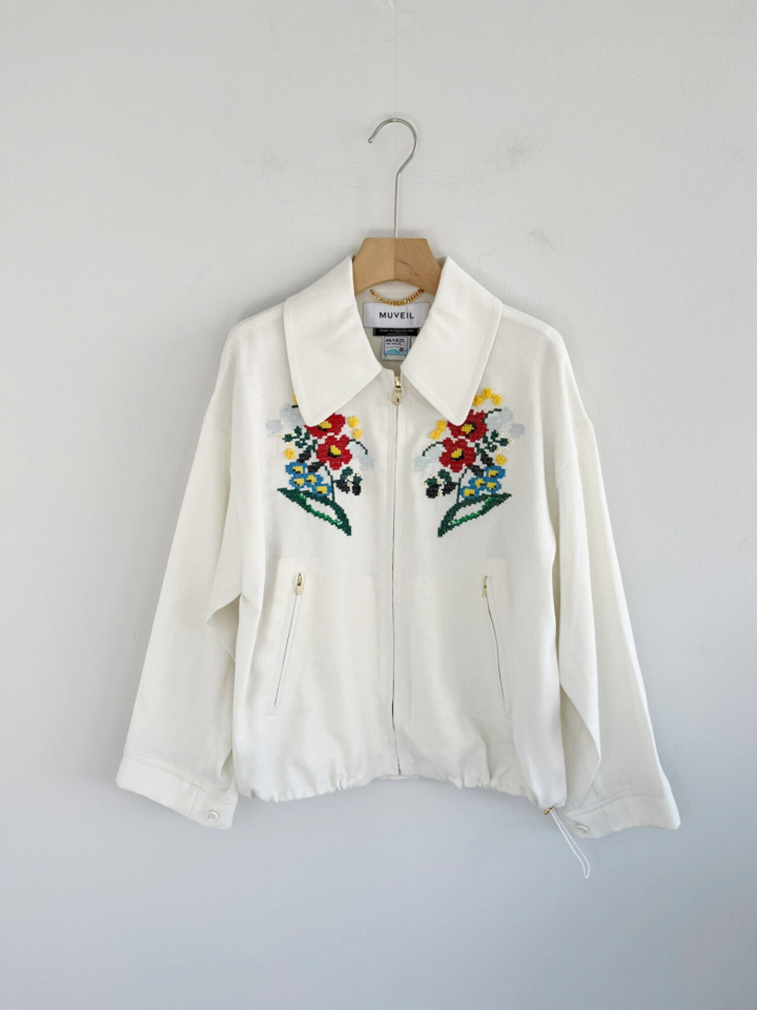 【MUVEIL】 クロスステッチブルゾン ミュベール ジャケット アウター 花 モチーフ 刺繍 メンズライク White MA221FJK001 KOKO