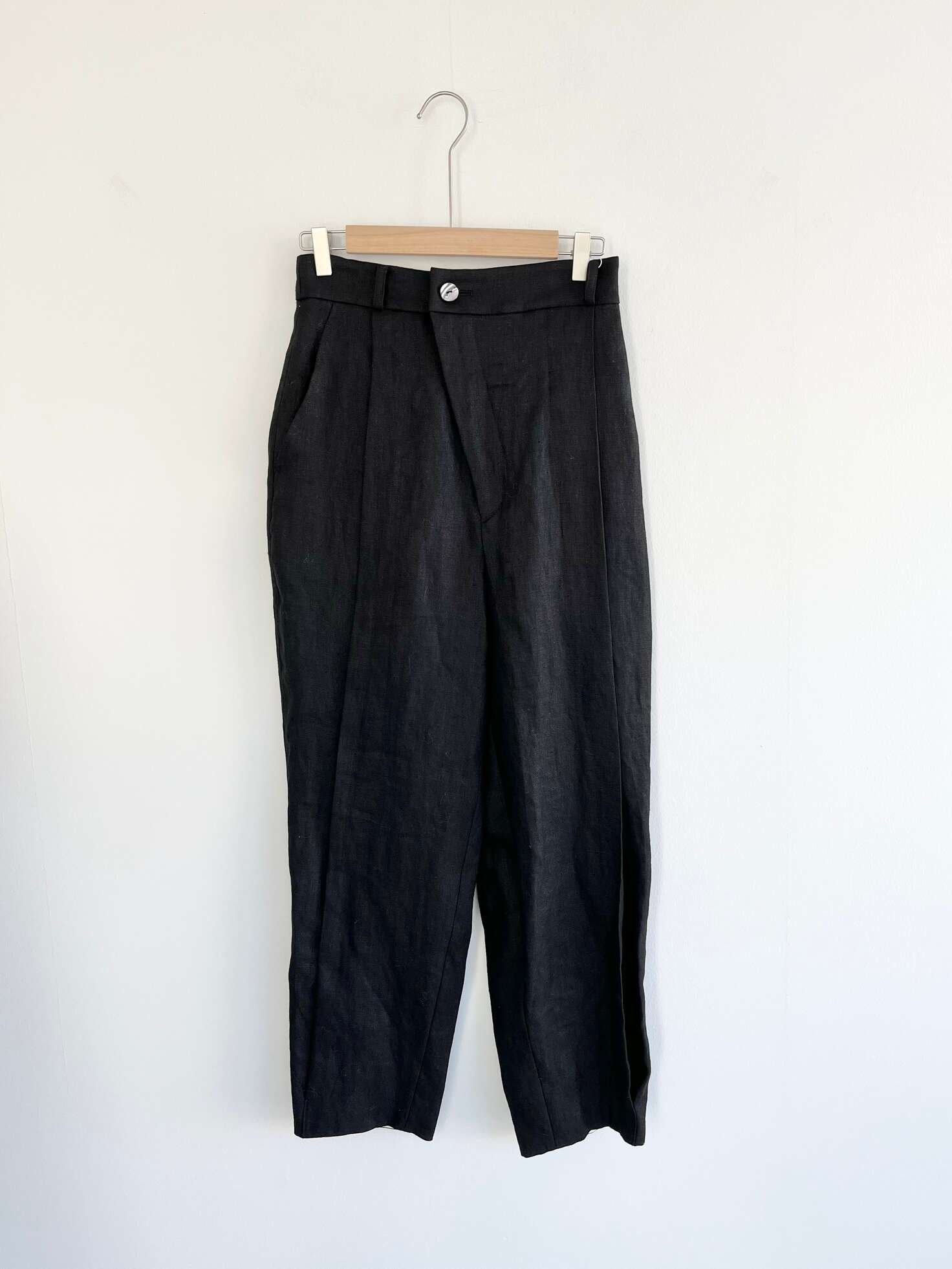  SAFILIN LINEN DESIGN PANTS ソルトプラスジャパン サフィラン リネン タック デザインパンツ テーパードパンツ タックパンツ カジュアル シャープ Black 36 38 43520 KOKO