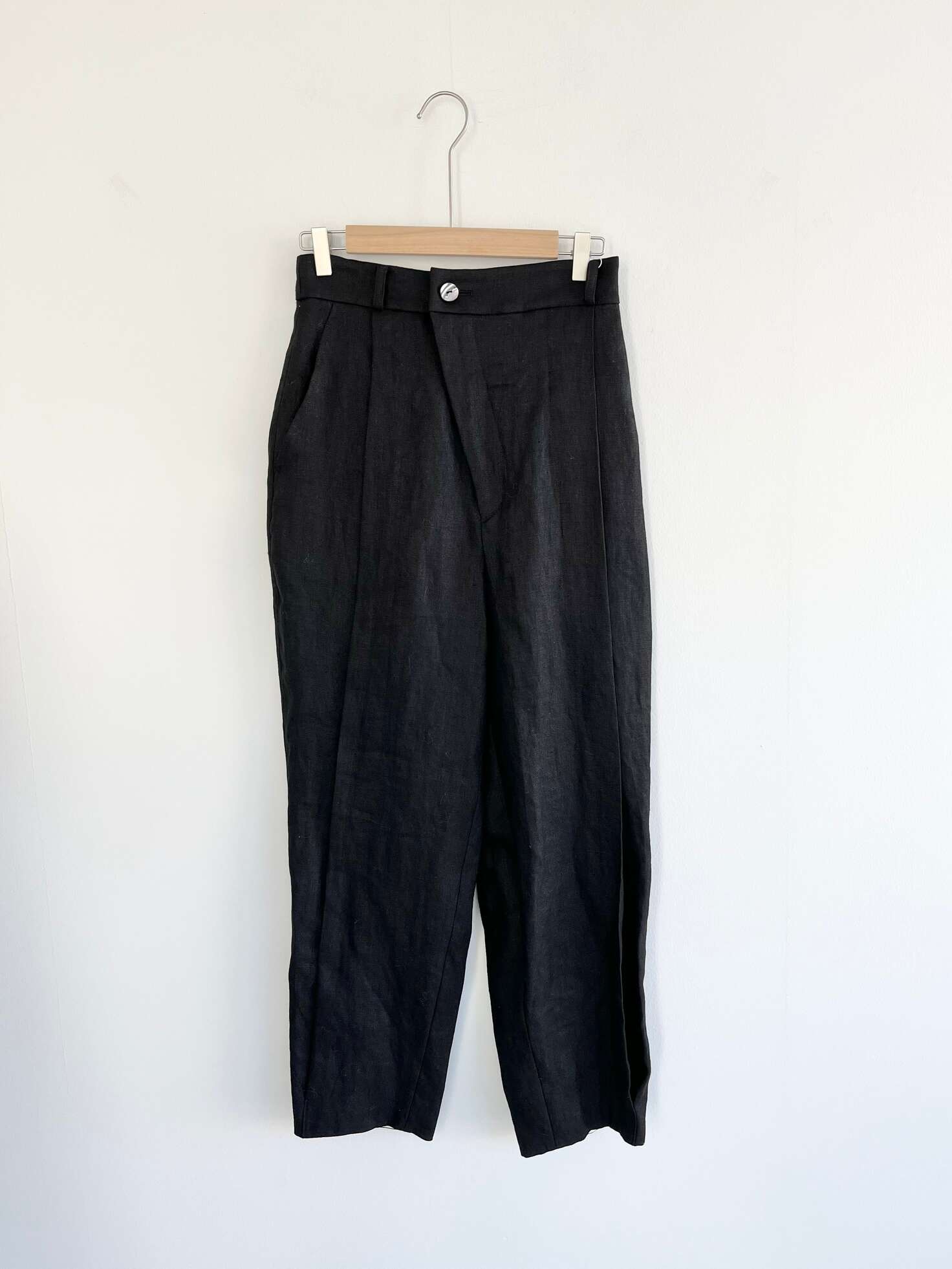 【SALT+】 SAFILIN LINEN DESIGN PANTS ソルトプラスジャパン サフィラン リネン タック デザインパンツ テーパードパンツ タックパンツ カジュアル シャープ Black 36 38 43520 KOKO