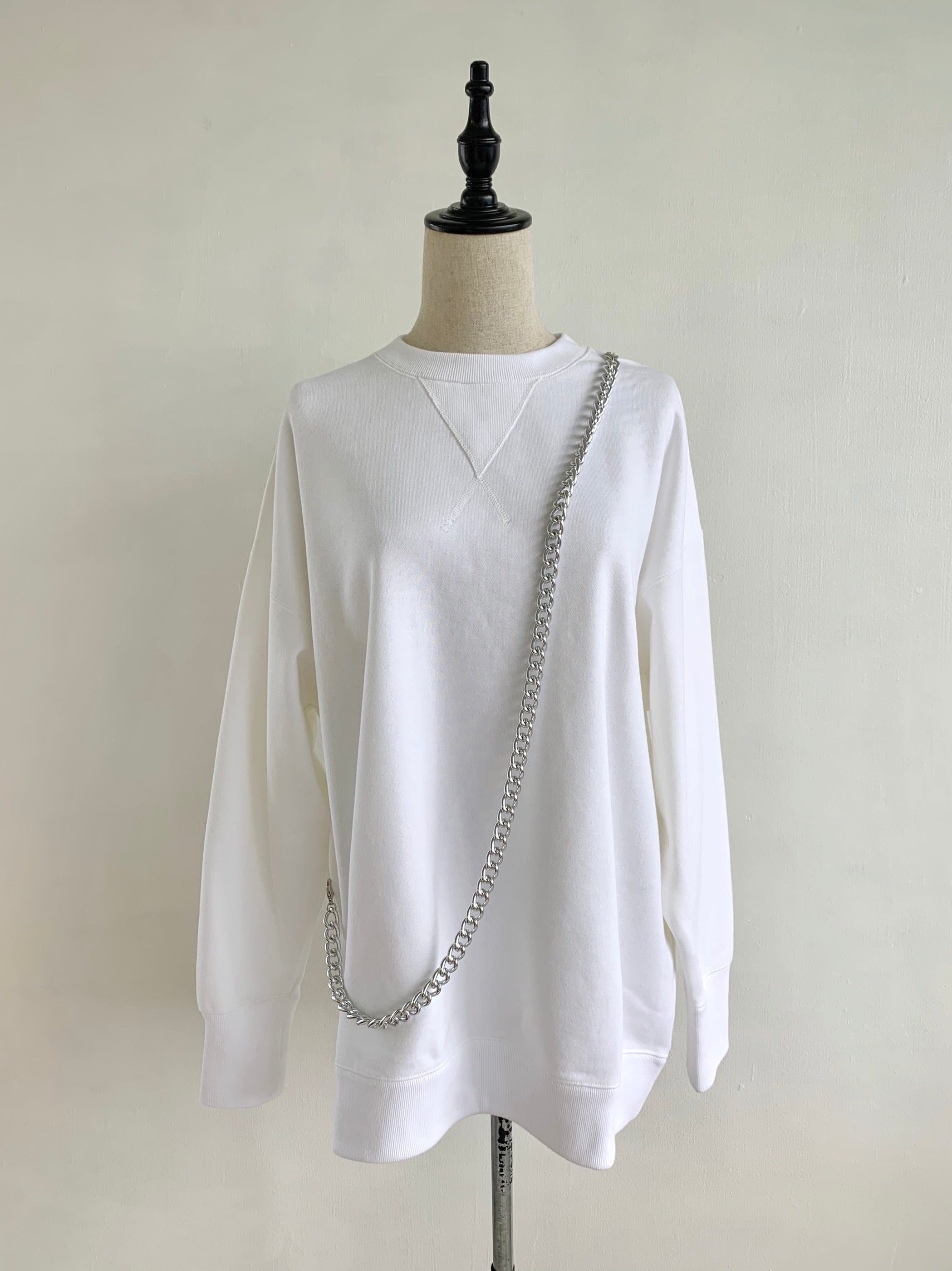 【provoke】 Chain Big Sweat スウェット オバーサイズ トップス パーカー ユニセックス 裏毛 プルオーバー ゴールド シルバー チェーン 取り外し可能 白色 PV-010006 KOKO その日の気分でつけたりとったり♪ 【provoke /プロヴォーク】「挑発する・・・」「引き起こす・・・」「刺激する・・・」ファッションへの欲求へ働きかける事をコンセプトに、日常のスタイリングに変化を与え続けている。Bigサイズの裏毛プルオーバーにチェーンをあしらったトップス。チェーンは取り外し可能で、ゴールドとシルバーのチェーン2色セットなので気分によって変えて楽しんでいただけます。 5