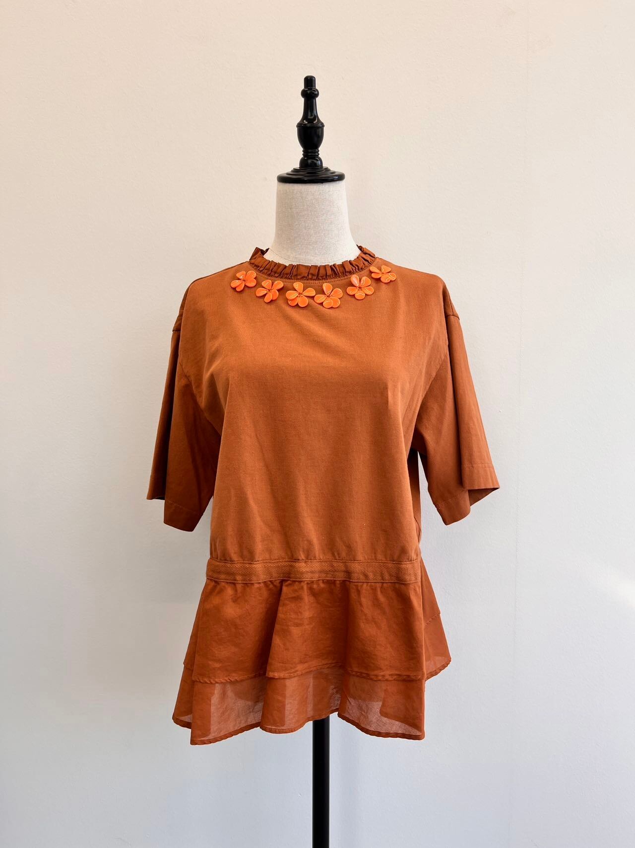 Rakuten - 【MUVEIL】　 製品染Tシャツ MA231UTS005 ミュベール 裾フリル ビーズ Pink Brown