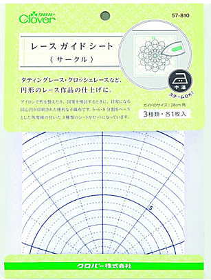 クロバー　レースガイドシート タティングレース、クロッシェレース、 クンストレースなどの円形のレースの仕上げに便利なガイドシート。 よく使う角度線が印刷された3種類のシートがセットになっています。 アイロンやスチームで形を整える際のガイドとなり、 より美しい作品づくりをサポートします。 【 セット内容】 3種類各1枚 サイズ　 ガイドの印刷サイズ28cm角 素材　 不織布 ●実際の色目と多少異なる場合があります。 ●実店舗在庫併用商品タティングシャトル・ボビン〈ホワイト〉