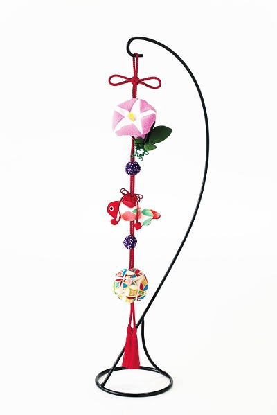 ★★　京ちりめんキット　★★ 【サイズ】 　約長さ45cm　幅約7cm 【ホビータイム】　約200分 〜吊り台はこちらです〜 ・実際の色目と多少異なる場合があります。 ・この商品はお取り寄せ商品になります。 　　（取り寄せには5〜7営業日かかります。） ・予告なく廃番になる場合があります。　