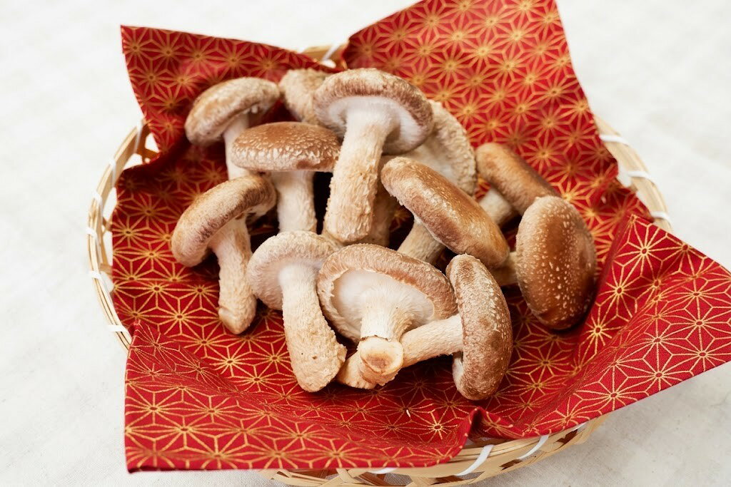 国産 干し椎茸 ホール 50g 6袋セット 計300g 送料無料 徳用 まとめ買い 業務用 小...