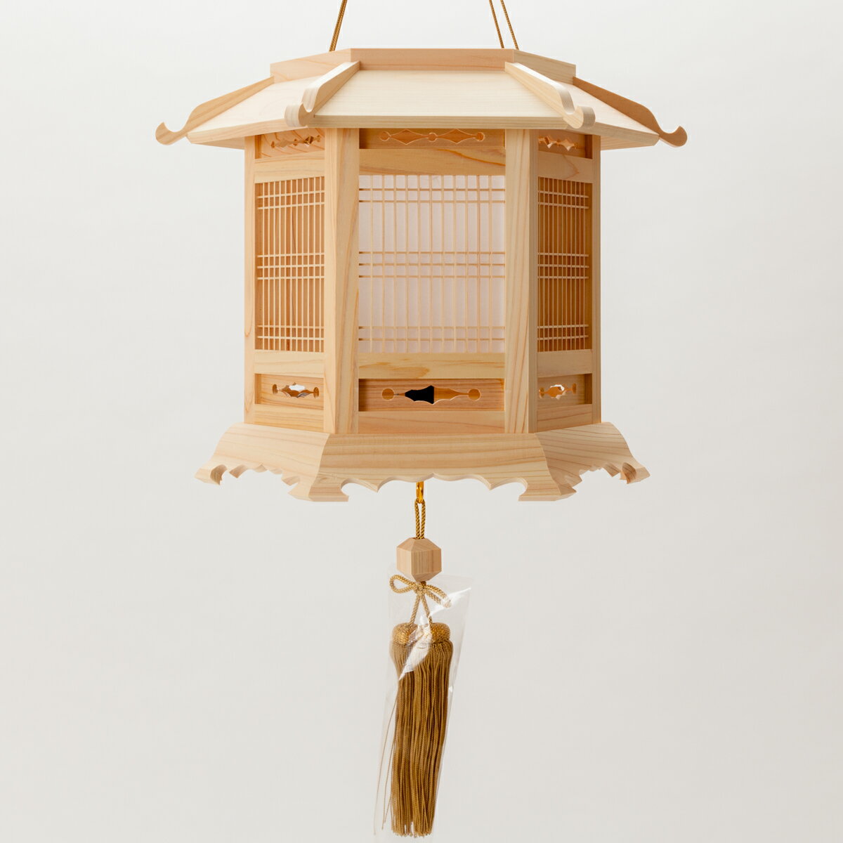 商品仕様 ●サイズ 横幅：38cm奥行：33.5cm高さ：31.5cm ●素材 枠：ヒノキ ●明かり 電装：コード式 明細・領収書について 金額表示のある書面を同送しておりません。当店をご利用されるお客様の特性上、皆様方にお願いしている事となりますので何卒よろしくお願いいたします。※ご希望のお客様は備考覧などで連絡ください。 免責事項(お読みください) ※柄や色目の出方は個体毎に異なります。※職人手作りの為、個体差があります。※生産時期により仕様変更の可能性アリ。※生産工程上避けられないものは仕様です。　例)色ムラ・細かいほつれなど 返品・注意点等 ※明らかな不具合や破損を除きお客様都合による交換や返品はお受けしておりません。 【CCCTGRALL】 【CCBRND04】 【CCW030】 【CCH030】 【CCDECO02】 【CCOTH01】 【CCFTR01】 【CCFTR03】 【CCFTR07】 商品タグお盆にお帰りになるご先祖様や故人を提灯でお迎えし、その僅かで大切なひとときをそばで感じましょう。灯火の淡い光と共に、故人のこと、過ぎしのことを想い、ご先祖様に感謝の念を伝えます。盆提灯は生前に伝えきれなかった感謝の念を形にした温かな光。心のこもったお盆飾りでお迎えください。