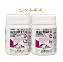 ※基本ポストへの投函になります。（定型外郵便） 小堺製薬　日本薬局方　亜鉛華軟膏は、皮膚を保護し、炎症をやわらげるお薬です。　（酸化亜鉛軟膏） 亜鉛華軟膏は皮膚の保護作用や消炎作用があります。患部を掻き壊してジュクジュクしていたり傷などがある場合は、この軟膏が向いています。（傷面がかなり化膿している場合は、他の軟膏の使用を検討して下さい。） 亜鉛華軟膏は“酸化亜鉛”を含む軟膏です。酸化亜鉛には、患部を保護し、炎症をやわらげる効果があります。また、患部の浸出液を吸収し乾燥させる働きもします。これらの作用により、皮膚の再生を助け傷の治りをよくします。 消炎作用はおだやかなので、比較的軽い症状に適します。ステロイド外用薬のような劇的な効果は期待できませんが、皮膚保護薬として長期に使っても安心です。 亜鉛華軟膏は白色の油性軟膏です。肌を保護するカバー力が強いので、使用感はベタっとした感じです。亜鉛華軟膏を患部に塗布すると、しばらくの間肌に若干白い色が残ります。従って顔面等に使用する場合は、帰宅後や就寝前などに使用するのに向いています。 【効能・効果】 湿疹・皮膚炎、火傷による潮紅、かぶれ、あせも、ただれ 【用法・用量】 1日数回、適量を患部に塗布するか、またはガーゼ、布などに塗布し患部にあてる。 [用法関連注意] （1）定められた用法を守ること。 （2）小児に使用させる場合には、保護者の指導監督のもとに使用させること。 （3）目に入らないよう注意すること。万一目に入った場合にはすぐに水又はぬるま湯で洗うこと。なお、症状が重い場合には、眼科医の診療を受けること。 （4）本剤は外用にのみ使用し、内服しないこと。 【成分・分量】 50g中 日局 酸化亜鉛 10g [添加物]流動パラフィン、サラシミツロウ、セスキオレイン酸ソルビタン、白色ワセリン 【使用上の注意】 ■してはいけないこと ［守らないと現在の症状が悪化したり副作用が起こりやすくなる］ ・次の部位には使用しないこと。 重度又は広範囲のやけど ■相談すること 1．次の人は使用前に医師又は薬剤師に相談すること。 （1）医師の治療を受けている人。 （2）本人又は家族がアレルギー体質の人。 （3）薬によりアレルギー症状を起こしたことがある人。 （4）患部が広範囲の人。 （5）湿潤やただれのひどい人。 （6）深い傷やひどいやけどの人。 2．次の場合は、直ちに使用を中止し、この製品をもって医師又は薬剤師に相談すること。 （1）使用後、次の症状があらわれた場合 関係部位：皮ふ 症状：発疹・発赤、かゆみ （2）5&#12316;6日間使用しても症状がよくならない場合 【保管及び取扱い上の注意】 （1）小児の手の届かない所に保管すること。 （2）直射日光をさけ、なるべく湿気の少ない涼しい所に密栓して保管すること。 （3）誤用を避け、品質を保持するため、他の容器に入れかえないこと。