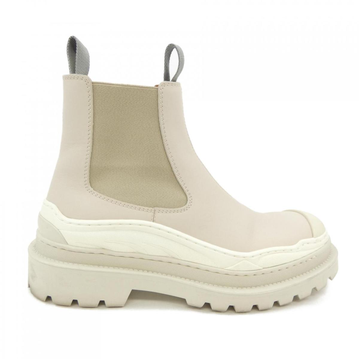 ブランド/メーカー:ディオール商品名:ブーツ商品ランク:中古品B品番型式:3BO278ZHO SACAIサイズ:40サイズ（一覧表示）:40実寸サイズ:ソール幅11cm ヒール高5.5cm 高さ13.5cm ソール長30.5cmカラー:ベージュ系 ホワイト系詳細説明:履きジワ・型崩れ、 表側に汚れ、擦れがあります。 ■ご注意ください■ ※付属情報について：表記または、写真に掲載のないものは付属しておりません。 　また、表記にないキズや汚れ等がある場合があります。 　リボンつきのシューキーパーは撮影用のため付属しません。在庫店舗:名古屋本店 本館