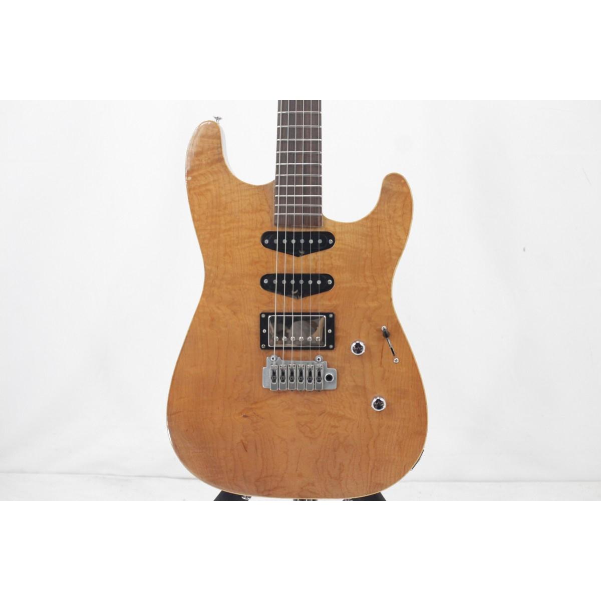 神奈川県湯河原町でハンドメイドのギターを製作する、木越貴之氏が主宰するギター工房『Kigoshi Custom Guitars』。 木のあたたかさを感じられるギターモデル「KTM-SSH」が入荷致しました。 Kigoshiのベーシックなスタイルから、ボディシェイプを変更し、ウィルキンソントレモロ、SSHスタイルのピックアップを採用した意欲的な一本。 Fホールのないホロウ構造のマホガニーボディ＆ディープジョイントマホガニーネックを採用し、独特の温かさを持ち、特にジャズ/フュージョンで聴けるような厚みあるギターサウンドが得意。 ピックアップはGrinning Dogのカスタムワウンドが使用されており、ピッキングのニュアンスを広いレンジ感で拾ってくれます。 このギターを一言で語るのであれば、『職人技』。 職人の手によって造られ、職人の様な精巧なプレイに追従する、『技』の一本といえましょう。商品名:KIGOSHI CUSTOM GUITARS　KTM-SSH通称:エレキギター商品ランク:中古品B型式:KTM-SSH付属品:非純正ギグバッグ詳細説明:全体的に傷や打痕 、金属パーツにくすみ/サビ が見受けられます。 トラスロッドの効きは良好で、順反り修正方向、逆反り修正方向共に十分に調整する余裕がある状態です。 ネックの反りはロッドで調整済みです。 全体的に細かな波打ちやねじれといった症状は見受けられますが、 演奏上問題ないように調整しております。 セッティングにてある程度カバーしておりますが、プレイスタイルによっては多少のビリつきを感じられる可能性があります。フレットに薄っすらと減りは見られますが、十分に残っており演奏には特に支障のない状態です。 【欠品】アーム 【重量】約3.15kg ※目立つダメージを優先して撮影を行っております。 画像の枚数制限の都合により撮影し切れない、もしくは写真では描写し切れないキズやダメージがあるものとお考えいただけますと幸いです。 ※記載の内容は商品掲載前に検品を行った時点のものです。 ご注文受注後の最終点検時に、まれに展示期間中に生じた状態変化が発見されることがございますので、その場合は誠に恐れ入りますがご確認のご連絡を差し上げております。 ※画像や商品説明に記載されていない付属品は、欠品しているものとお考えいただけますと幸いです。 ※『オリジナル』、『部品交換』、『修理歴』等の明記がない場合、仕様、状態に関して当店では断定いたしかねます。 .STタイプ在庫店舗:名古屋本店 本館