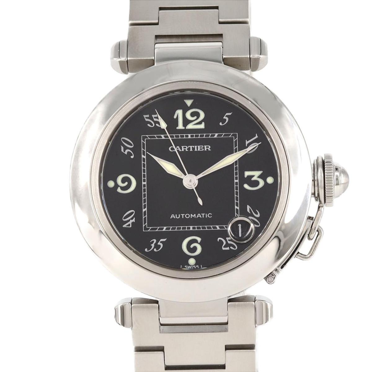 1995年にパシャコレクション初のステンレスモデルとして登場した「パシャC」。35mmの絶妙なケースサイズで、メンズ・レディースを問わず高い人気を誇る定番ウォッチです。当モデルは、精悍なブラックダイヤルに「12・3・6・9」のアラビア数字を配した視認性の高いデザイン。自動巻きムーブメントと日付表示を搭載し、日常使いにも優れています。アイコニックなリューズプロテクターとブレスレットが、手元でカルティエらしい存在感を放ちます。ブランド/メーカー:カルティエ商品名:カルティエ パシャC通称:パシャC商品ランク:中古品A型式:W31043M7素材:ケース: ステンレススチール ブレス: ステンレススチールサイズ:ケース径約: 35mm 腕周り最大約: 16cmカラー:文字盤カラー: ブラック/アラビア付属品:純正ボックス 保証書保証期間:12ヵ月詳細説明:多少小傷がありますがきれいな状態です。 精度調整、外装仕上げを行っております。 ※付属品には、傷・汚れ・劣化がある場合がございます。在庫店舗:KOMEHYO SHIBUYA