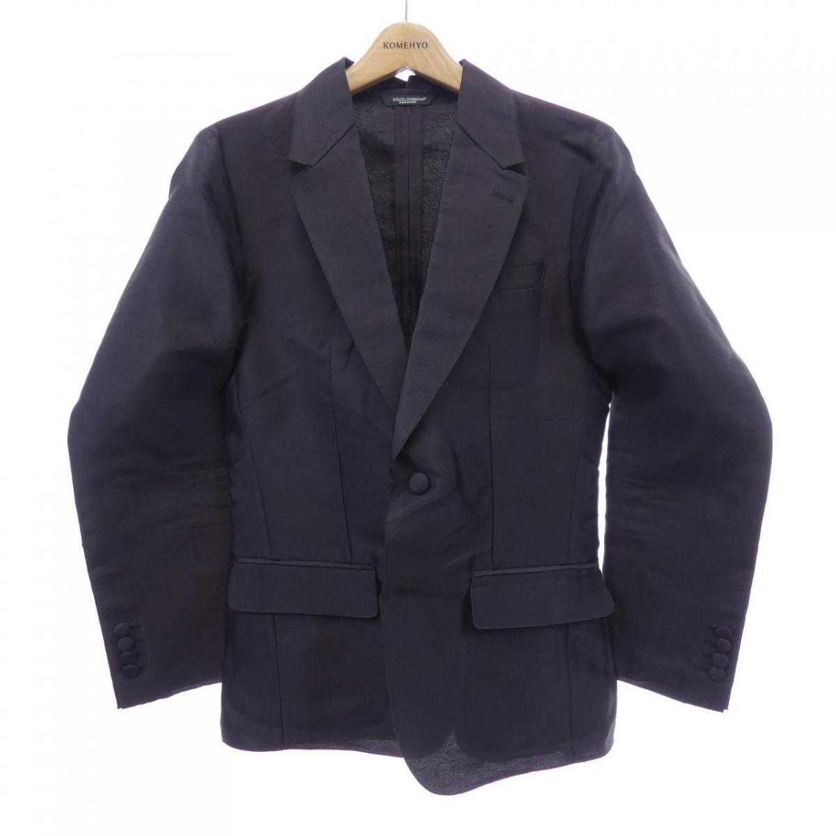 ブランド/メーカー:ドルチェアンドガッバーナ商品名:ジャケット商品ランク:中古品B素材:シルク100%サイズ:44サイズ（一覧表示）:44実寸サイズ:着丈68.5cm 肩幅43cm 身幅46.5cm 袖丈59cmカラー:ブラック系詳細説明:脇、首周り擦れ ■ご注意ください■ ※付属情報について：表記または、写真に掲載のないものは付属しておりません。 　また、表記にないキズや汚れ等がある場合があります。在庫店舗:`WEB店