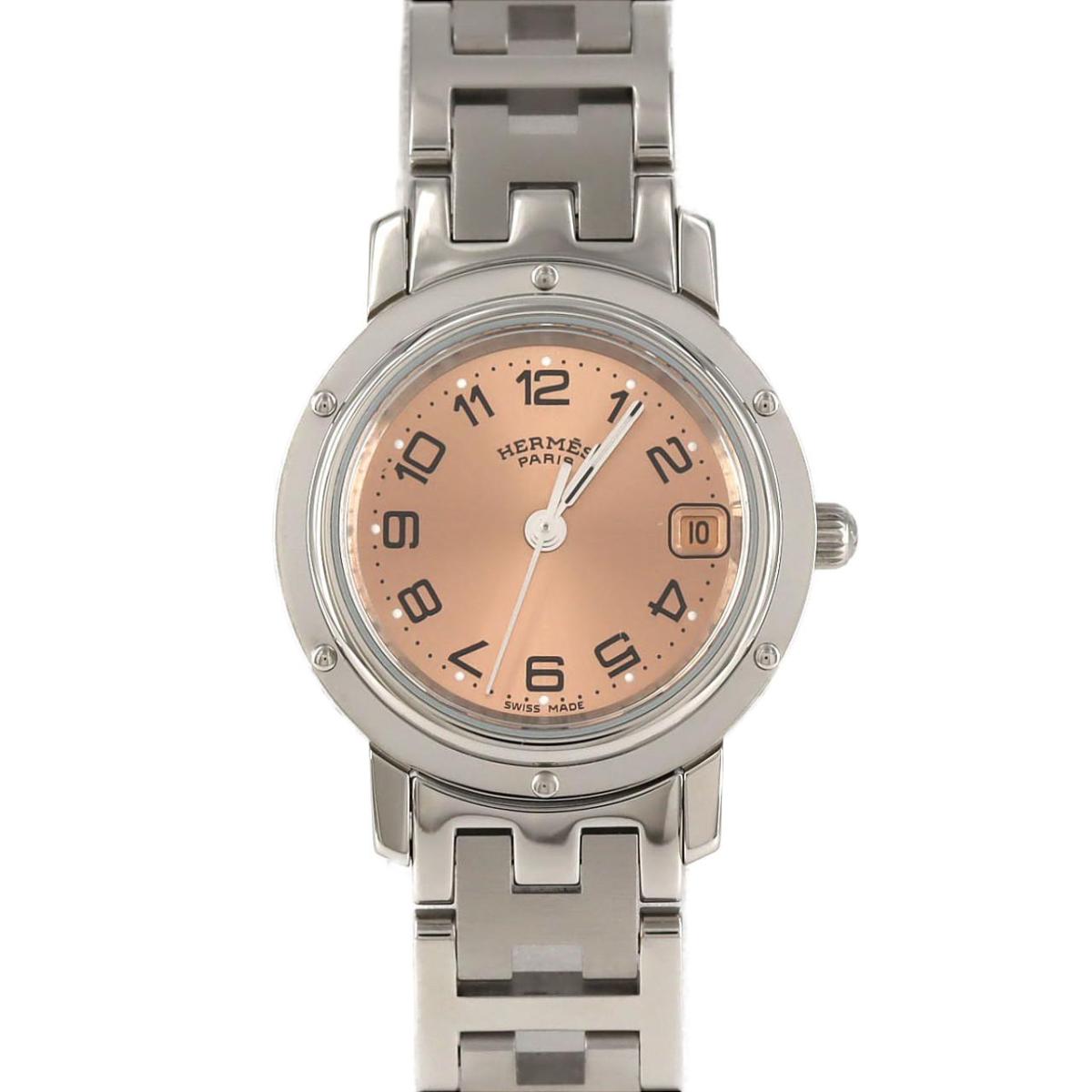1981年に登場し、現在は生産終了となっているエルメスの人気ウォッチ「クリッパー」。19世紀の大型帆船の窓である「舷窓」をモチーフにしたベゼルデザインが特徴です。ブレスレットにはブランドの頭文字「H」をデザインしたエルメスならではのリンクを採用。当モデルは、柔らかなピンク色の文字盤が女性らしい優しさを添えます。メゾンを象徴する、時代を超えて愛されるエレガントな一本です。ブランド/メーカー:エルメス商品名:エルメス クリッパー通称:クリッパー商品ランク:中古品A型式:CL4.210素材:ケース: ステンレススチール ブレス: ステンレススチールサイズ:ケース径約: 24mm 腕周り最大約: 16cmカラー:文字盤カラー: ピンク/アラビア付属品:保証書保証期間:12ヵ月詳細説明:文字盤に傷あり。 多少小傷がありますがきれいな状態です。 保証書塗り潰しあり。 電池交換、外装仕上げを行っております。 ※付属品には、傷・汚れ・劣化がある場合がございます。在庫店舗:名古屋本店 本館