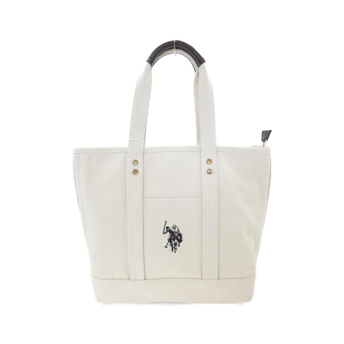 ブランド/メーカー:ユーエスポロ商品名:U.S.POLO ASSN. バッグ商品ランク:新品品番:USPA2651素材:キャンバスサイズ:横x縦x幅（マチ）: 32-41cmx32cmx14cm 持ち手: 45cmカラー:OFF WHITE+OFF WHITE(オフホワイト+オフホワイト) / GOLD(ゴールド)金具重さ:630g詳細説明:外側 : ポケット1 内側 : ファスナーポケット1 ポケット2 ※素材の特性上、色ムラ、擦れ、しわ、軽微な傷や小さな黒点などがある場合もございますが、不良等ではございませんので予めご了承ください。 ■ご注意ください■ ※付属情報について：表記または、写真に掲載のないものは付属しておりません。在庫店舗:名古屋本店 本館