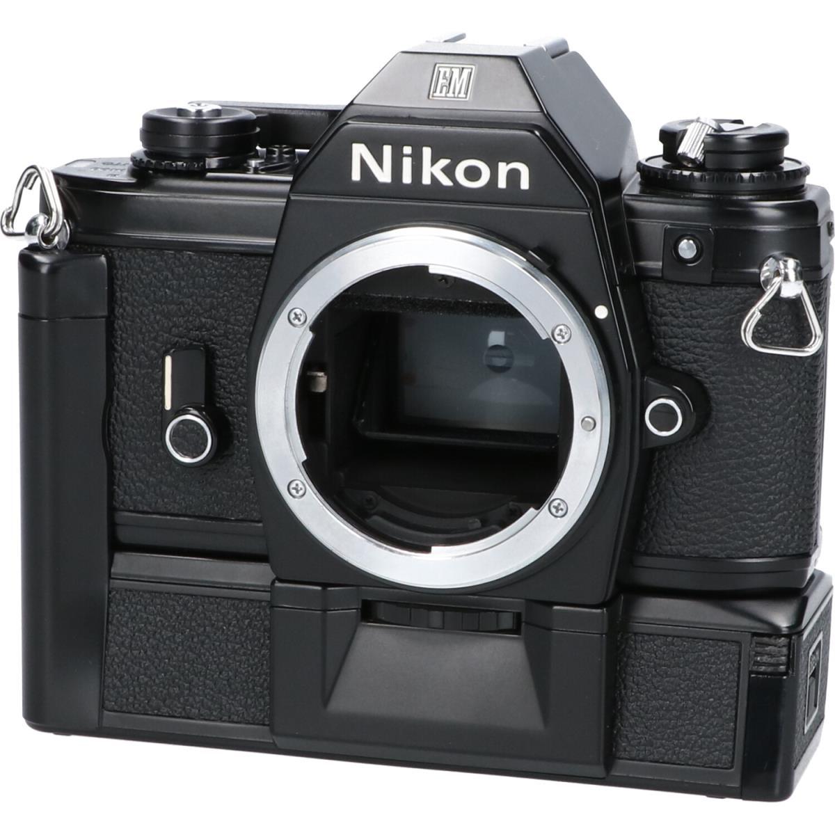 外観評価：ある程度使用されており、並み程度の状態です。ブランド/メーカー:NIKON商品名:NIKON　EM　BODY＋モータードライブMD－E通称:フィルムカメラ商品ランク:中古品B型式:EM BODY +モータードライブMD-E保証期間:1ヶ月保証詳細説明:外観評価：ある程度使用されており、並み程度の状態です。 【保証について】 保証期間内に日本国内で、取扱説明書および注意書きに従った正常な使用状態で故障が発生した場合に返品対応させていただく返品保証です。 修理対応は行っておりませんのでご了承ください。 ※記載や画像にない付属品はお付けできません。 また、付属品の状態は商品ランクの評価には含まれておりません。 【備考】 ・ボディキャップは社外品です。 ・モルトが劣化しています。 ・ファインダー接眼部にアイピース、アイカップは付いません、又ファインダー内にモルトくずが少しあります。 ・ボディ背面トップ部（ホットシューの根元）のヒビ割れがあります。 ・ボディ外観にうすいキズ、スレがややあり、特に底面にキズ、スレが多く見受けられます。 ・モータードライブ（MD-E）の電池ブタロックボタンにキズが多くあります。 【付属品】 ボディキャップ在庫店舗:名古屋本店 本館