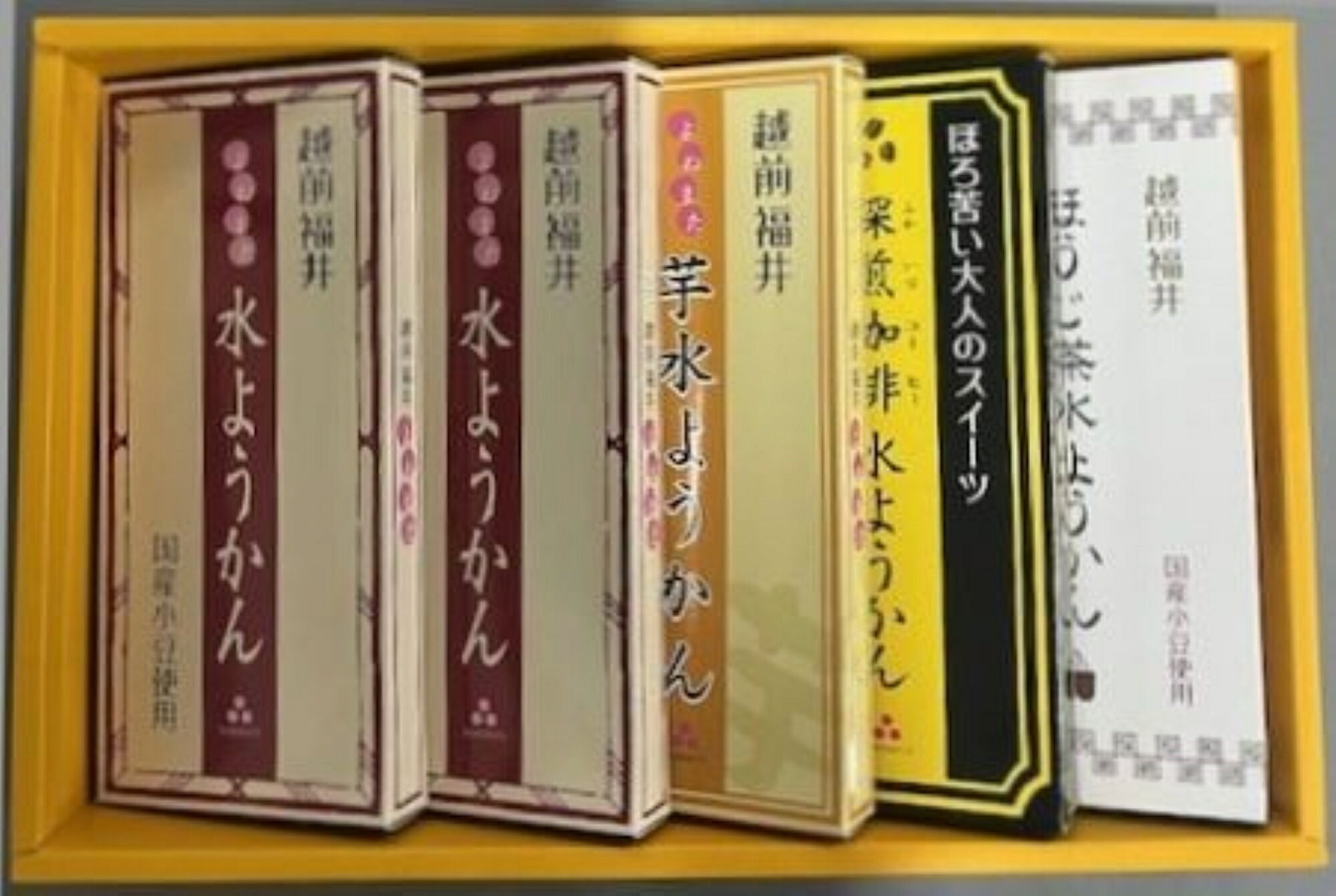 福井の冬の風物詩、こたつの上で食べる事で知られてます水ようかんの詰合せです。 黒糖風味のあっさりとした甘さとさらりとした舌ざわりが特徴です。 プレーン、芋、珈琲、ほうじ茶の4種類の味をお楽しみいただけます。 ◆内容量 　・よねまたの水ようかん190g×2 　・芋水ようかん190g 　・深煎珈琲水ようかん190g 　・ほうじ茶水ようかん190g
