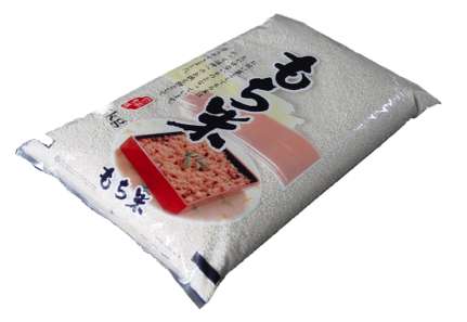 　　　 商品情報 日本人にとって欠かせない「餅」「お赤飯」「和菓子」などの調理の原料となる【もち米】は種もみから田植え、収穫、乾燥、精米、包装までうるち米とは隔離、別管理をしなけれがなりません。これは餅にしたときにうるちが混入しているとざらざらと口の中で違和感を感じてしまい美味しさが損なわれる原因となります。弊社の食味鑑定士とお米マイスターが季節に応じて厳選した【もち米】を福島県産を中心に吟味してお届けいたします。ぜひ、ご賞味ください。 この商品は各サイズがあります 1kg | 2kg | 3kg | 5kg | 9kg 食品表示 名称 もち精米 産地 国内産 品種 複数原料米　国内産10割 使 用 割 合 複数原料米　国内産10割 産年 商品袋表示面下部記載 内　容　量 商品袋表示面記載 保存方法 お米は生鮮食品です、商品到着後はお早めにお召し上がりください。 高温多湿を避け、冷暗所で保管してください。 ⇒保存方法の詳細はこちら 精米時期　 商品袋表示面下部記載 販売者 (株)安藤米穀店 〒963-4312 福島県田村市船引町船引字反田15 TEL : 0247-82-0166