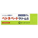 ●ベタメタゾン吉草酸エステル（ステロイド成分）が、しっしん、かぶれ等の皮膚の炎症にすぐれた効き目を発揮します。 ●のびがよく、ベタつかない使い心地のよいクリーム剤です。 効能・効果 しっしん、皮膚炎、あせも、かぶれ、かゆみ、しもやけ、虫さされ、じんましん [効能関連注意] 効能・効果に記載以外の症状では、本剤を使用しないで下さい。 用法・用量 1日1〜数回、適量を患部に塗布して下さい。 用法・用量に関連する注意 (1)使用法を厳守して下さい。 (2)小児に使用させる場合には、保護者の指導監督のもとに使用させて下さい。 (3)目に入らないように注意して下さい。万一、目に入った場合には、すぐに水又はぬるま湯で洗って下さい。なお、症状が重い場合には、眼科医の診療を受けて下さい。 (4)外用にのみ使用して下さい。 (5)使用部位をラップフィルム等の通気性の悪いもので覆わないで下さい。 (6)化粧下、ひげそり後などに使用しないで下さい。 成分・分量 100g中 　ベタメタゾン吉草酸エステル・・・ 0.12g 添加物として、セトステアリルアルコール、ワセリン、流動パラフィン、クロロクレゾール、セトマクロゴール、pH調節剤を含有します。 剤　　型 塗布剤 区　　分 指定第2類医薬品・日本製 使用上の注意 添付文書は必要なときに読めるように大切に保管し、使用の際には必ずお読みください。 〔してはいけないこと〕 （守らないと現在の症状が悪化したり、副作用が起こりやすくなります） 1.次の人は使用しないでください。 　本剤又は本剤の成分、抗生物質によりアレルギー症状を起こしたことがある人 2．次の部位には使用しないでください。 (1)水痘（水ぼうそう）、みずむし・たむし等 (2)目の周囲、粘膜等 3.顔面には、広範囲に使用しないで下さい。 4.長期連用しないで下さい。 〔相談すること〕 1.次の人は使用前に医師、薬剤師又は登録販売者に相談してください (1)医師の治療を受けている人 (2)妊婦又は妊娠していると思われる人 (3)薬などによりアレルギー症状を起こしたことがある人 (4)患部が広範囲の人 (5)湿潤やただれのひどい人 2.使用後、次の症状があらわれた場合は副作用の可能性がありますので、直ちに使用を中止し、この文書を持って医師、薬剤師又は登録販売者に相談して下さい。 関係部位症　　状 皮膚発疹・発赤、かゆみ、はれ、水疱 皮膚（患部）みずむし・たむし等の白癬、にきび、化膿症状、持続的な刺激感 3.5〜6日間使用しても症状がよくならない場合は使用を中止し、この文書を持って医師、薬剤師又は登録販売者に相談して下さい。 保管及び取扱い上の注意 (1)直射日光の当たらない涼しい所に密栓して保管して下さい。 (2)小児の手の届かない所に保管して下さい。 (3)他の容器に入れ替えないで下さい。（誤用の原因になったり品質が変わります） (4)表示の使用期限を過ぎた製品は使用しないで下さい。 お問合せ先 第一三共ヘルスケア株式会社 　03（5205）8331 製造販売元 第一三共ヘルスケア株式会社 東京都中央区日本橋3-14-10 広告文責 株式会社コメヤ薬局　0120-349-763 E-mail ：komeya-net@komeya-drug.com 薬剤師　廣瀬愛姫 登録販売者　林華織 使用期限 使用期限まで1年以上あるものをお送りします リスク区分 第(2)類医薬品 医薬品販売に関する記載事項は当社会社概要をご確認ください https://www.rakuten.co.jp/komeya-drug/info.html ※商品のパッケージやデザインは予告なしに変更する場合がございますので、予めご了承ください。【関 連 商 品】 ■ベトネベートN軟膏AS 　5g ■ベトネベートN軟膏AS 　10g ■ベトネベートクリームS 　5g