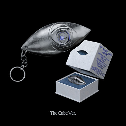 【詳細情報】 ※ 本画像は商品の理解を深めるための一例で、実際の商品と異なる場合がございます ※ サイズ及び構成内容は、制作会社の都合により変更になる場合があります。 ※ 外部ケースは商品を保護するための保護剤で、ケースの軽微なスクラッチ及び変色などは製品の欠陥ではないことをお知らせいたします。 ※ 贈呈品の微細なスクラッチは交換及び払い戻しの対象ではなく、激しい破損の場合、保有在庫に限り交換いたします。 在庫切れの場合、再発送は致しかねます。 ご了承ください. ※ 2025年 08月 16日 予約商品のため延期の可能性がございます。 08月 17日より順次発送予定でございます。 【注意事項】 ・当店でご購入された商品は、原則として、「個人輸入」としての取り扱いになり、全て韓国からお客様のもとへ直送されます。 ・個人輸入される商品は、全てご注文者自身の「個人使用・個人消費」が前提となりますので、ご注文された商品を第三者へ譲渡・転売することは法律で禁止されております。 ・通関時に関税・輸入消費税が課税される可能性があります。課税額はご注文時には確定しておらず、通関時に確定しますので、商品の受け取り時に着払いでお支払いください。 詳細はこちらご確認下さい。 ＊色がある場合、モニターの発色の具合によって実際のものと色が異なる場合がある。* The Cube Ver. 購入時の参考事項:本アルバムは一般CDより規格が小さいミニCD収録アルバムで、ミニCD再生をサポートしていない一部のCDプレーヤーでは動作しません。 ご購入の際、ご参考お願いいたします。 [注意事項] - 本製品は電池付です。 - 長時間使用しない場合は、乾電池を取り外して保管してください。 バッテリーの液漏れに注意して、液漏れが肌や目に触れないようにしてください。 - 本製品は小さな部品(乾電池など)を含んでおり、満3歳未満のお子様には適していません。 お子様が電池を飲み込まないように注意してください。 飲み込んだ場合は、すぐに医師の診察を受けてください。 - UVライトを直接目に当てないでください。 視力に害を及ぼす可能性があります。 - 製品に衝撃を与えると、故障の原因になる可能性があります。 - 任意に分解したり、組み立てたりしないでください。 - 使用環境によって画質や鮮明度に差がある場合があります。 - 製品をアセトン、アルコールなどの化学薬品で拭かないでください。 製品が損傷する可能性があります。 - 加熱したり、高温の環境で使用、保管したりしないでください。 - アルコールやシンナーなどの揮発性成分を含む製品で洗浄しないでください。 - 製品素材の特性上、シミ、スクラッチ、および押さえの跡がある可能性があります。 - 製造工程上、印刷面にたるみやホコリが含まれる場合があります。 - 水に触れた場合、印刷が損なわれる可能性があります。 - 素材及び大量生産工程の特定上、微細なスクラッチが発生することがあります。