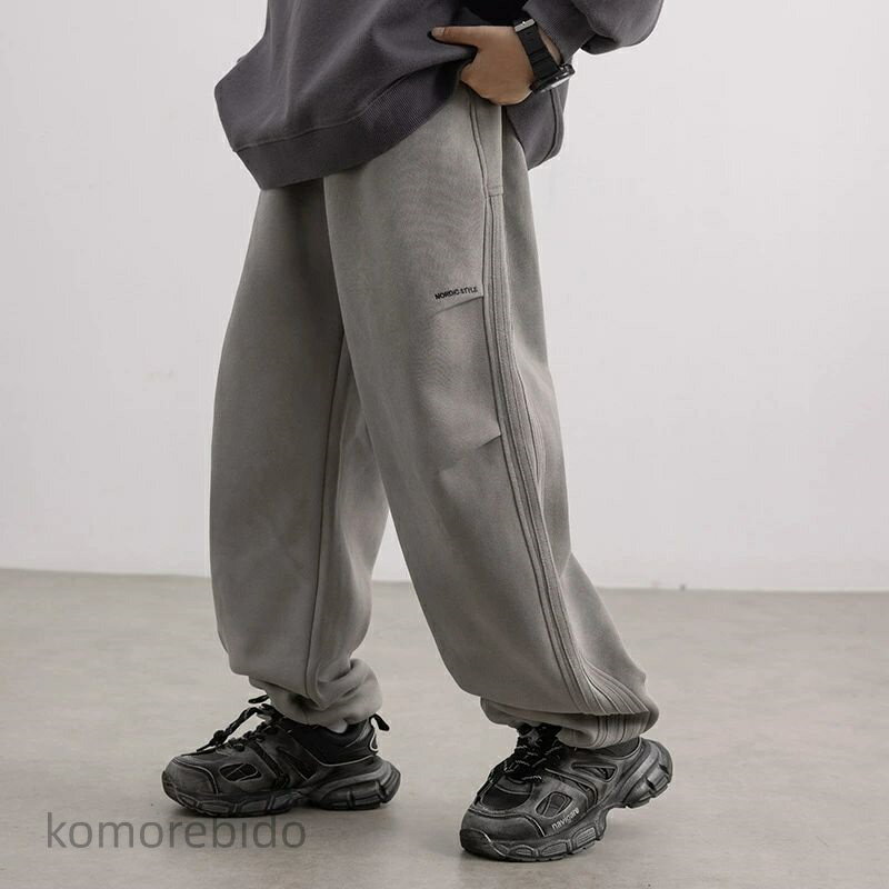 商品説明 素材：綿混 カラー：グレー ※お客様のモニター環境により実物の色合いと若干お色目が異なる場合がございます。 サイズ：120/130/140/150/160/170cm ※サイズに±2cm程の誤差がある場合がございます ---------------------------------------------------------------- その他： ※ロットによって商品生地、色合い、コサージュやその他装飾部品の色やデザイン等差異が生じます。ご了承ください。 ※本製品は生産過程におきまして、生地を織る際の糸の継ぎ目や多少のほつれが生じることがありまが、品質上は問題ありません。 ※発送上の状態によって商品がシワになる場合がございます。予めご了承くださいませ。 ※商品について問題などが発生した場合は、未使用の商品のみ到着日から3日以内にご連絡ください。 ----------------------------------------------------------- ▼キーワード：（商品説明ではありません） 子供服 男の子 ズボン パンツ ゆったり 運動 ダンス スウェットサルエルパンツ キッズ ロングパンツ ズボン 通学 小学生 韓国幼稚園 保育園 通園120cm 130cm 140cm 150cm 160 170商品説明 素材：綿混 カラー：グレー ※お客様のモニター環境により実物の色合いと若干お色目が異なる場合がございます。 サイズ：120/130/140/150/160/170cm ※サイズに±2cm程の誤差がある場合がございます ---------------------------------------------------------------- その他： ※ロットによって商品生地、色合い、コサージュやその他装飾部品の色やデザイン等差異が生じます。ご了承ください。 ※本製品は生産過程におきまして、生地を織る際の糸の継ぎ目や多少のほつれが生じることがありまが、品質上は問題ありません。 ※発送上の状態によって商品がシワになる場合がございます。予めご了承くださいませ。 ※商品について問題などが発生した場合は、未使用の商品のみ到着日から3日以内にご連絡ください。 ----------------------------------------------------------- ▼キーワード：（商品説明ではありません） 子供服 男の子 ズボン パンツ ゆったり 運動 ダンス スウェットサルエルパンツ キッズ ロングパンツ ズボン 通学 小学生 韓国幼稚園 保育園 通園120cm 130cm 140cm 150cm 160 170 当店は他の店舗と在庫を共有し、商品の販売をおこなうとおりますため、ご注文をいただいた商品が在庫切れの状態になっている可能性をご承知おきください。通常の商品は発送まで約5日間を予想しておりますが、発送前には全ての商品を精密に検査いたしますが、万一商品の汚損、破損、故障や在庫不足の状況が発生した場合は、当店より3営業日以内に電話または電子メールにてご連絡いたします。その際はご不便をおかけいたしますが、ご了承のほどよろしくお願いいたします。