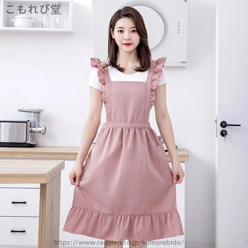 ギャザーが入ったふわっとしたシルエットが可愛いエプロン。 肩部分のフリルデザインが、とってもキュート♪ ポケット付きで、作業に必要なものをサッと出し入れできて◎ 【サイズについて】 画像をご参照ください。 【カラーについて】 生産ロットにより柄の出方や色の濃淡が異なる場合がございます。 お使いのモニターや撮影時の光の加減などにより 画像と実際の商品のカラーが異なる場合もございます。 予告なしにカラーやデザインなどの変更がある場合もございます。 【素材について】 綿混 【補足説明】 ※色落ちする場合がございます。 　手洗い後、ご着用くださいますようお願い致します。当店は他の店舗と在庫を共有し、商品の販売をおこなうとおりますため、ご注文をいただいた商品が在庫切れの状態になっている可能性をご承知おきください。通常の商品は発送まで約5日間を予想しておりますが、発送前には全ての商品を精密に検査いたしますが、万一商品の汚損、破損、故障や在庫不足の状況が発生した場合は、当店より3営業日以内に電話または電子メールにてご連絡いたします。その際はご不便をおかけいたしますが、ご了承のほどよろしくお願いいたします。ギャザーが入ったふわっとしたシルエットが可愛いエプロン。 肩部分のフリルデザインが、とってもキュート♪ ポケット付きで、作業に必要なものをサッと出し入れできて◎ 【サイズについて】 画像をご参照ください。 【カラーについて】 生産ロットにより柄の出方や色の濃淡が異なる場合がございます。 お使いのモニターや撮影時の光の加減などにより 画像と実際の商品のカラーが異なる場合もございます。 予告なしにカラーやデザインなどの変更がある場合もございます。 【素材について】 綿混 【補足説明】 ※色落ちする場合がございます。 　手洗い後、ご着用くださいますようお願い致します。当店は他の店舗と在庫を共有し、商品の販売をおこなうとおりますため、ご注文をいただいた商品が在庫切れの状態になっている可能性をご承知おきください。通常の商品は発送まで約5日間を予想しておりますが、発送前には全ての商品を精密に検査いたしますが、万一商品の汚損、破損、故障や在庫不足の状況が発生した場合は、当店より3営業日以内に電話または電子メールにてご連絡いたします。その際はご不便をおかけいたしますが、ご了承のほどよろしくお願いいたします。