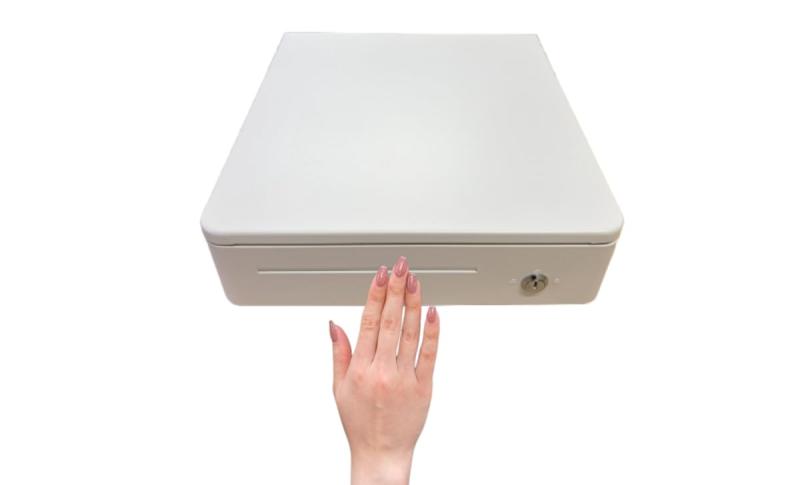 プッシュ式キャッシュドロア(白） 和信テック WS-330-P-W コンパクト 手動 小型キャッシュドロアー AirレジなどPOSレジに対応 レジスター レシートプリンタ ホワイト手動で押すタイプの手動式キャッシュドロアーです。(プリンターへ接続するタイプではありません）iPad/AndroidタブレットPOSにピッタリなコンパクトドロアー 、角にアールを取り入れたスタイリッシュデザインで手に優しくけがの心配もありません。ロックキーは2ポジション　(ロック⇔オープン) でロックキーは2本付。キャッシュトレーは紙幣3種、硬貨6種を入れることが可能なコンパクトドロアーです。また、仕切板は位置の調整も可能でトレーの幅や分割数を変えることが出来ます。フロントパネルに幅170mmのメディアスロット装備。ドロアーを開けることなく商品券やクーポン券などのメディアを入れることができます。入れたメディアはコイントレーの下へ収納されます。本体は、強度の高いスチール製です。 外形寸法：幅330mm X 奥行355mm X 高さ90/104mm()ゴム足含む　 重量：3.8kg