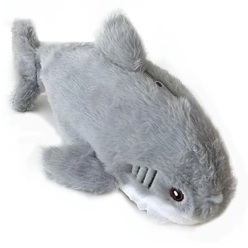 Refoiner ペンケース ぬいぐるみ筆箱 動物ペンケース 可愛いふわふわ縫い包み筆箱かわいいカワウソ ぬいぐるみペンポーチ大容量ペンケース プラスチック筆箱 高校生中学生小学生 男の子女【ペンケース 面白いサメのデザイン】サメの顔を正面から見るとてもかわいいペンケースです。このペンケースは凄く可愛いです。可愛いから勉強のモチベーションにもなる。ぬいぐるみや筆箱としても使える。めちゃ可愛いから飽きない。一目惚れだそうです。癒されます。ストレス発散に効果的かも中学生活を楽しめる。【筆箱 大容量】大容量で収納スペースも広く使いやすいです。可愛いし、中も沢山入ります。背面にファスナーが付いていて、中に物が入れ、鉛筆消しゴムなどの文房具やその他の化粧小物を保管する。ペンだけでなく、小物やアクセ、コスメなども入って便利です筆記用具やアクセサリーをこの多機能ペンポーチに整理して入れてください。【ぬいぐるみ筆箱】豪華な耐摩耗性素材で作られており、損傷や磨耗から比類のない保護を提供します。可愛さと利便性、耐久も抜群柔らかくふわふわで触り心地もよろしい掃除や洗濯が簡単なこのペンケースは、作りが丁寧で毛抜けしてない【持ち運びの必需品】このサメ筆箱は、自体は軽めで持ち歩きやすく、ぬいぐるみとして飾ってます。楽に持ち運べて、バックパックやハンドバッグに保管できます。学校に持っていくとクラスメイトや先生に人気だそうです。【プレゼントに最適】入学、進学、誕生日のプレゼントとしても最適です。筆箱 小学生 中学生 高校生や文房具好きの方に喜ばれるアイテムです。子供の筆箱、大人の筆箱は、仕事で使う文房具。
