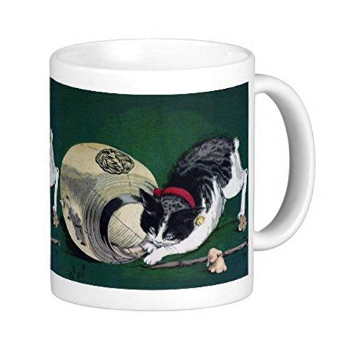 小林清親『 猫に提灯 』のマグカップ：フォトマグ（浮世絵シリーズ）容量は約330cc（少な過ぎず多過ぎない、ちょうどよい大きさです。高さ96mm、取手を除く直径82mm）。電子レンジや食器洗い機で問題なく使用できます。写真入りのマグカップを作る会社や工場は全国にたくさんありますが、その技術レベルはまさに玉石混交です。このマグカップを作る国内工場は、世界一レベルの技術を持っています。ぜひ、安心してご購入ください。日本製の写真入りマグカップは、世界一キレイです 海外へのお土産にするととても喜ばれます。ペン立てとして使ってもかなりクールです かなり丈夫な作りのマグカップなので、輸送中の破損の心配がほとんどありません。他のフォトマグ製品を一覧表示したい場合は、ページ上部にある検索窓に「フォトマグ」と入力し、検索してください。