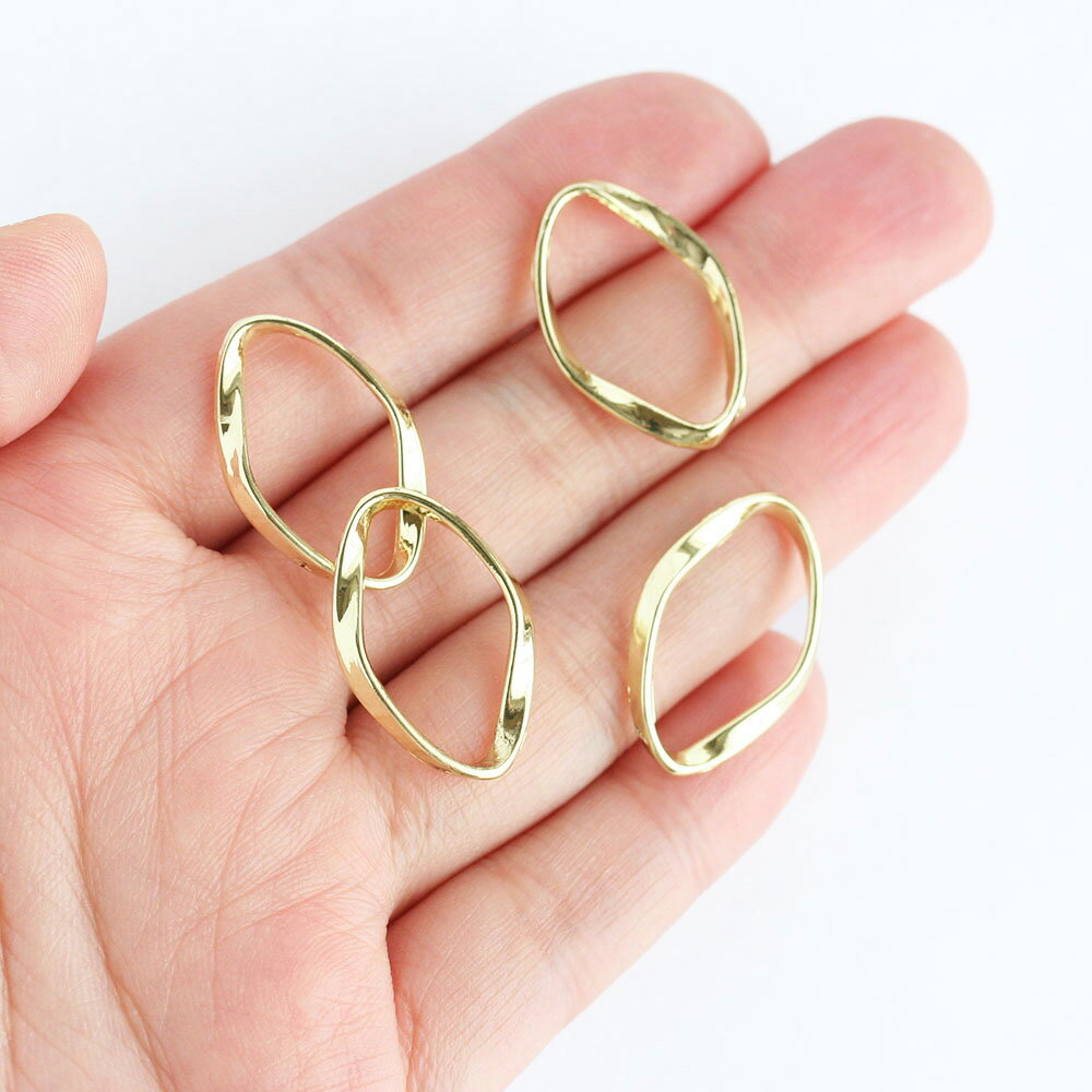 【最大15%OFFクーポン発行中】アクセサリーパーツ メタルパーツ ツイストひし形フープ ライトゴールド 4個入り 菱形 ツイスト フープ 手芸 ハンドメイド パーツ ピアス イヤリング お買い物マラソン