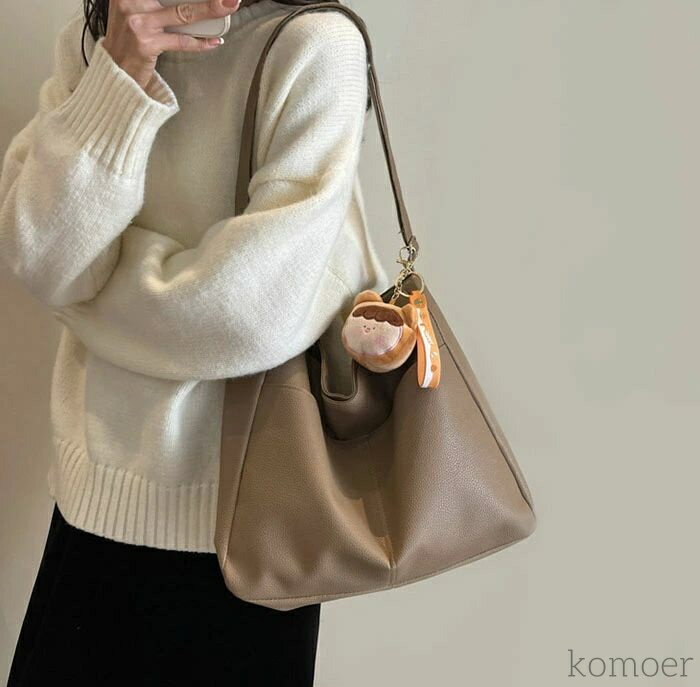 【送料無料】かばん カバン 鞄 ショルダー 斜め掛け 肩掛け フェイクレザー 無地 横型 お洒落 A4 大容..