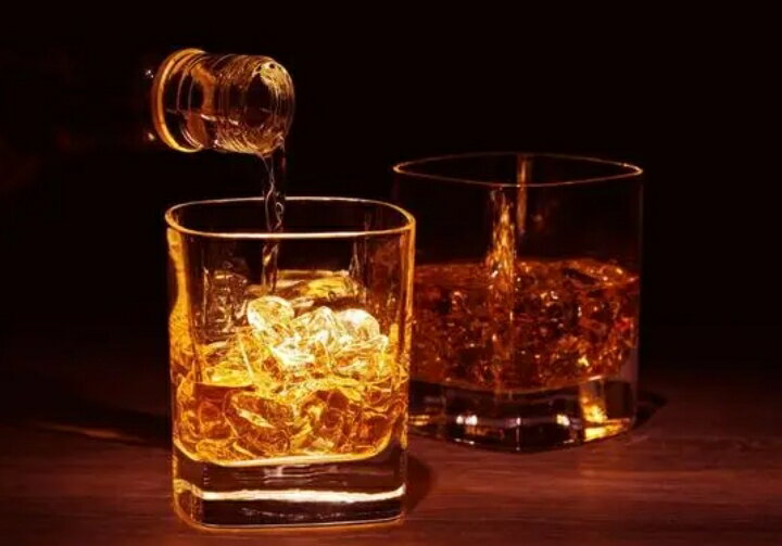 （訳アリ化粧箱付）サントリーウイスキー 響21年 化粧箱付 化粧箱訳アリ 傷あり 1本 内容量700ml アルコール分43％ ブレンデッドウイスキー ジャパニーズウイスキー 国産ウイスキー 贈答品 プレミアム品 お酒 礼品 大人プレゼント 希少 入手難 送料無料 女子会 飲み会