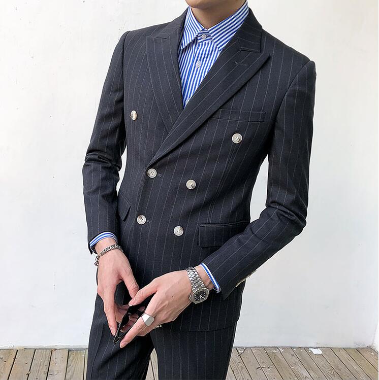 人気の新作品、大人の男性の魅力が出せる着まわし抜群のスーツ。 カラー：写真参考 セット内容：ジャケット+パンツ 素材：ポリエステルなど 裏地：ポリエステル 伸縮性：なし 付属品：なし 透け感：なし 適応シーズン ：春 秋 冬 お客様ご使用のPC環境により商品画像のカラーが多少異なる場合があります。仕入時期により多少デザインなど異なる場合があります。 サイズ(cm)： 写真参考 平置きの採寸となりますので、多少の誤差についてご容赦ください。 サイズは普段着より小さめですので、サイズ表を確認の上ご購入ください。 洗濯時は色物と避けて洗濯してください。 お使いの画面と実際のお色に若干の差がある場合がございます。 機械による生産過程におきまして、どうしても生地を織る際の糸の継ぎ目や多少のほつれ、または色ムラなどが生じている場合がございます。