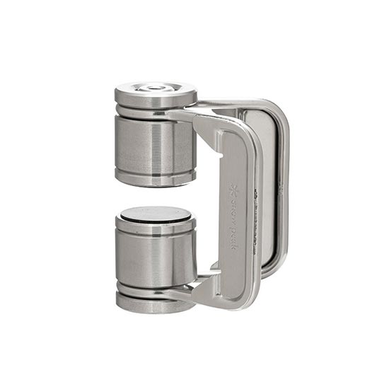 キャンプ 自席をもっと快適に。自席周りの機能性を追求した、新システム「テーブルトップアーキテクト（TTA)」。これまでIGTやテントの連結機能など、画期的なレイアウトシステムを提案をしてきたスノーピーク製品に新たなラインナップが登場。TTA（テーブルトップアーキテクト）は、画期的なレイアウトシステムの卓上版となります。専用のクランプをベースに使うことで、コックピットのような空間を立体的に構築することができます。基本となるクランプを使用することで、様々なオプションを上下に接続することで自分だけの空間をつくることが可能です。クランプは、設置板厚：1~35mmまでの幅広い板厚に対応しており、IGT（アイアングリルテーブル）はもちろん、マルチファンクションテーブルやワンアクションテーブルにも接続することができます。テーブルアーキテクトシリーズのオプションと組み合わせることで、立体的にテーブルスペースを整理することができ、卓上にツール類が散乱せず、コンパクトなスペースで機能的で整頓されたコックピットのような空間を自由に作り上げることができます。【非対応品番について】製品の脱落やテーブルの構造上の理由により、以下の製品に取り付けることはできません。予めご了承ください。LV-034TR My テーブル竹、LV-039 TAKIBI My テーブル、GF-015 ガーデンユニットテーブルウッドトップセット、LV-310 ステンレスキッチンテーブル、CK-153TR スライドトップハーフ竹、CK-154TR スライドトップハーフロング竹、CK-090 エクステンション IGTTTA（テーブルトップアーキテクト）の基本となるクランプ：クランプは、設置板厚：1~35mmまでの幅広い板厚に対応しており、IGT（アイアングリルテーブル）はもちろん、マルチファンクションテーブルやワンアクションテーブルにも接続することができます。セット内容：本体×1、取扱説明書×1●材質：ステンレス、ゴム材●サイズ：56× 52× 100(h)mm●重量： 310g●原産国：台湾スノーピーク「人生に、野遊びを。」をスローガンに掲げ、キャンプやアウトドア体験を通じて自然と人、人と人をつなぐことを原点としているアウトドアギアブランド。商品の品質には絶対的な自身があり、全製品に永久保証がついている。販売店舗からしてもその保証のおかげで安心してお客様へ商品をご案内できるブランドでもあります。テント、タープからテーブル、チェアなどのファニチャーや、マグカップやシェラカップスプーンなどのテーブルウェアまでキャンプやご自宅で使えるギアを揃えています。ひとつの商品を購入し、その品質の高さから持っているキャンプギアをすべてスノーピークで揃えているというキャンパーも珍しくありません。当店はそんな日本のトップブランドであるスノーピークの「Shop in Shop ショップ イン ショップ」として確かな商品をお求めいただけるアウトドア専門店です。■安心のアフターサービスとはスノーピーク保証スノーピークは、販売する商品は長期間にわたって使っていただけるようデザインしています。そのため、保証期間などは設けず、保証書も付けていません。スノーピークの商品が製造上の欠陥が原因で機能が損なわれた場合は、無料で修理または交換にて対応が可能です。また、その他の場合（使用方法の問題や経年劣化）などの場合も適正な価格での修理対応を行います。これは、スノーピークが自社の製品に責任を持つ強い意思の表れであり、ここまでアウターサービスが充実したブランドはなかなかありません。また、製品をご使用の際には取扱説明書をお読みいただいてからご使用いただくことをお勧めいたします。正しいご使用方法でない場合アフターサービスを受けられない可能性がございます。当店もスノーピークのShop in Shop（ショップインショップ）としてお客様のアウトドアライフのお手伝いが出来るよう努めてまいります。※素材の経年による劣化やご使用による激しい損傷など製品寿命である場合、修理不可能な場合もございますので予めご了承ください。