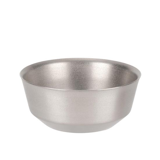 保温、保冷力に優れた中空二重構造のスタッキング可能な純チタン製ボウル。二重構造のため熱いスープを注いでも、器が熱くなりすぎず、安心して持って食事をすることが可能です。また、サイズ違い・同サイズ同士でもスタッキングすることが可能です。ボウルの内面と外面の形状は食事のしやすいよう形状が異なっており、内面はスプーンがより綺麗に沿う形に、外面はテーブルに置いている状態でもさっと持てるよう指が入る程度の傾斜をつけて設計されています。指のかかりやすさにもこだわっており 底面部分の凹みはちょうど指がかかる位置に角がくるよう配慮されており、しっかりとお椀をもって食べる食卓のシーンを想定し設計された、こだわりのアイテムです。サイズ：Φ130×55(h)mm重量：90g※電子レンジには対応しておりません。●材質：チタニウムスノーピーク「人生に、野遊びを。」をスローガンに掲げ、キャンプやアウトドア体験を通じて自然と人、人と人をつなぐことを原点としているアウトドアギアブランド。商品の品質には絶対的な自身があり、全製品に永久保証がついている。販売店舗からしてもその保証のおかげで安心してお客様へ商品をご案内できるブランドでもあります。テント、タープからテーブル、チェアなどのファニチャーや、マグカップやシェラカップスプーンなどのテーブルウェアまでキャンプやご自宅で使えるギアを揃えています。ひとつの商品を購入し、その品質の高さから持っているキャンプギアをすべてスノーピークで揃えているというキャンパーも珍しくありません。当店はそんな日本のトップブランドであるスノーピークの「Shop in Shop ショップ イン ショップ」として確かな商品をお求めいただけるアウトドア専門店です。■安心のアフターサービスとはスノーピーク保証スノーピークは、販売する商品は長期間にわたって使っていただけるようデザインしています。そのため、保証期間などは設けず、保証書も付けていません。スノーピークの商品が製造上の欠陥が原因で機能が損なわれた場合は、無料で修理または交換にて対応が可能です。また、その他の場合（使用方法の問題や経年劣化）などの場合も適正な価格での修理対応を行います。これは、スノーピークが自社の製品に責任を持つ強い意思の表れであり、ここまでアウターサービスが充実したブランドはなかなかありません。また、製品をご使用の際には取扱説明書をお読みいただいてからご使用いただくことをお勧めいたします。正しいご使用方法でない場合アフターサービスを受けられない可能性がございます。当店もスノーピークのShop in Shop（ショップインショップ）としてお客様のアウトドアライフのお手伝いが出来るよう努めてまいります。※素材の経年による劣化やご使用による激しい損傷など製品寿命である場合、修理不可能な場合もございますので予めご了承ください。