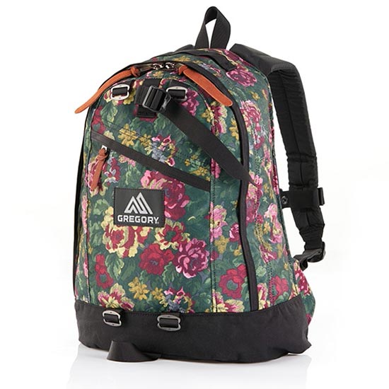 リュック デイパック バックパックロングセラーのデイパックのDNAを引き継ぎながら、容量サイズを小ぶりにスケールダウンしたファインデイです。ショルダーハーネスをスリムでシンプルなものに変更したことでデザインもフィットも女性向けの仕様になっています。内部にポケットを複数備え収納性は抜群で、小ぶりといっても十分な収納力。アクティブ派の方の活発な一日に最適です。ジッパー開閉のメインコンパートメントグレゴリーのアイコンでもあるレザージッパープルトレッキングポール装着用ストラップシングルポケット・ツーウェイポケット(別売り）取り付け用の8リングアタッチメント。パッド入りショルダーハーネス位置調節が可能なスターナムストラップは取外し可能小物の収納に便利なジッパー付きフロントポケット裏地を貼って補強されたボトム部内部に小さくバラツキがちなアイテムの収納に便利なジッパー付きメッシュポケット便利な内部のスリーブポケットとメッシュオープンポケットポケットの数:5(外側1/内側4)容量：18L重量：505gサイズ：41H×35W×19Dcm↑　ガーデンタペストリー