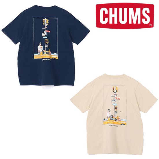 キャンプ アウトドア デイリーユース旅をテーマにした、あそびゴコロあふれるポケットTシャツ。背面には、街の中で迷子になった仲間を探してブービーが奮闘する、CHUMSらしいユーモラスなシーンをプリント。標識や張り紙など、思わず見入ってしまう細かなディテールを随所に散りばめています。フロントの胸ポケットはキャリーケースをモチーフに、旅気分を高めるステッカーデザインをプラス。さらに、ポケットの中にはちょっとした仕掛けも施しました。タフな空紡糸で編んだコットン100％を使用。耐久性に優れ、型崩れしにくいしっかりとした生地感が特徴。着込むほどに風合いが増し、長く愛用できる一着です。生地の厚さ：中厚地フィット感：普通透け感：Whiteのみややあり伸縮性：ややありMaterial：Cotton 100%　Made in CHINAモデル：身長157cm women's Lサイズ着用実寸サイズ(cm/平置き)women's M 着丈60 肩幅40 身幅48 裄丈37 袖丈17women's L 着丈62 肩幅41 身幅50 裄丈39 袖丈18※製造上サイズ表より2〜3cm程度前後することがございますのでご了承ください。※画像の商品は光の照射や角度により、実物と色味が異なる場合がございます。CHUMS（チャムス）について1983年にアメリカのユタ州で、サングラスをホールドするオリジナルリテイナーからその歴史をスタートさせました。 2023年で誕生から40年という歴史あるブランドです。主にキャンプ用品、洋服、アクセサリー、バッグの4つのアイテムを製造販売しています。 当店では、ウェア、バッグ、リュック、キャンプ用品、リテイナーをはじめとして様々なカジュアルアウトドア商品を正規店として取扱いしております。↑　N001Navy↑　G057Greige