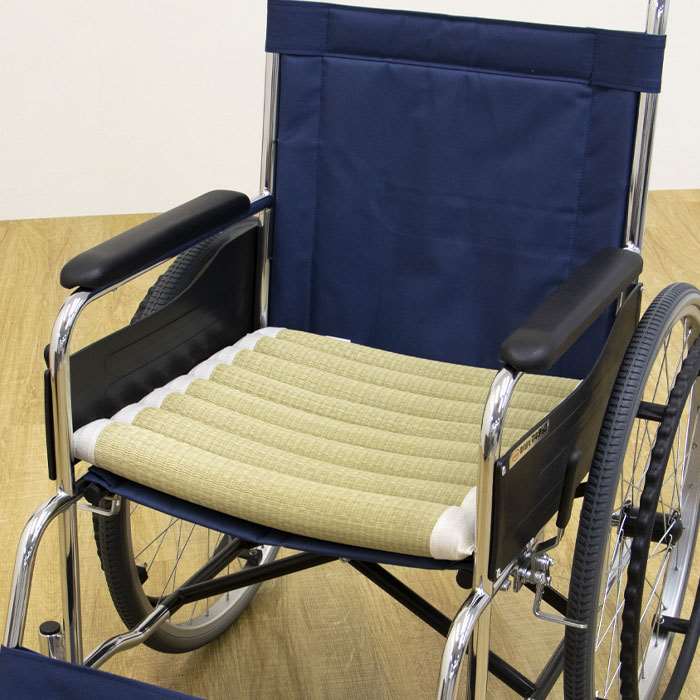 【代引不可】シートクッション お尻さらっとクッション い草体圧分散クッション 40x40cm チェアパッド 車いす 介護 消臭 い草シートクッション IKEHIKO 7713409