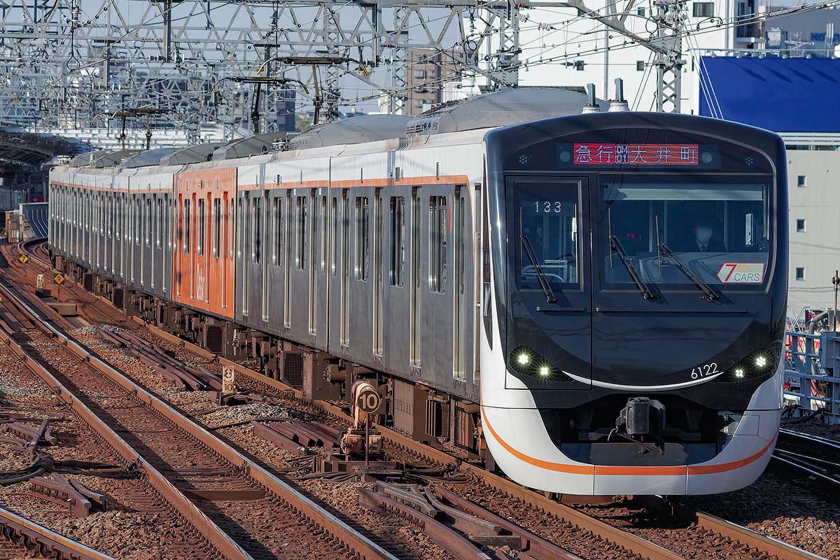 SEARCH WORD：鉄道模型 Nゲージ ジオラマ 模型 鉄道 電車 コレクション 趣味 玩具 おもちゃ 車両 電車 列車商品概要：東急6020系は、大井町線の急行用として2018（平成30）年に導入された車両です。車体は2020系と同様の外観ながら、車体にラインカラーのオレンジの帯をまとっています。2018（平成30）年12月の有料座席指定サービス「QSEAT」の開始に伴い、座席をデュアルシートとした新造のデハ6320形が組み込まれました。このデハ6320形は編成内の他の車両とは異なり、車体全体にオレンジと「QSEAT」のロゴがラッピングされています。現在も大井町線・田園都市線直通の急行運用を中心に活躍しており、デハ6320形は「QSEAT」運用時はクロスシート、その他の運用時はロングシートで使用されています。　■ヘッドレスト付き座席を再現した「QSEAT」車のロングシート仕様を製品化　■編成の特徴となるデハ6320形はオレンジの車体と「QSEAT」ロゴを印刷にて美しく再現　■車両番号、旧コーポレートマーク、号車表示、車椅子・ベビーカーマーク、QSEATロゴ、車端部黄色テープ、7CARS標記は印刷済み　■種別・行先表示、運行番号、優先席、弱冷房車は付属ステッカー（新規製作）からの貼付式　■列車無線アンテナ、WiMAXアンテナ、床下はしごはユーザー取付け　■避雷器は一体彫刻表現　■ヘッドライト（白色）、テールライト（赤色）、前面種別行先表示（白色）、前面運行番号（白色）が点灯　■フライホイール付きコアレスモーター動力ユニット搭載　■車端部付きロングシートパーツを実装　【前回製品30829との違い】　　■「QSEAT」車の座席をロングシート仕様に変更　■車両番号の変更　■台車、床下機器はブラックグレー成形に変更　■前面種別・行先表示、運行番号を付属ステッカーからの選択式に変更　■車端部付きロングシートパーツを実装商品仕様：■メーカー：グリーンマックス■JANコード：4946950318283■商品名：Nゲージ 鉄道模型 東急電鉄6020系（Q SEAT車付き・ロングシートモード）7両編成セット（動力付き）■型番：31828■スケール：Nゲージ■ご注意事項：※製品の仕様や価格は予告なく変更する場合があります。※掲載している画像は、実際の製品と一部異なる場合があります。※製品のパッケージ（外箱やスリーブ等）は本体を保護する目的となり、運搬におけるダメージについては不良交換の対象外となります。※商品概要、仕様、サービス内容及び企業情報などは商品発表時点のものです。※最新の情報に関しましては、メーカーサイトをご覧ください。※発売前予約商品についてはメーカーの商品製造数により納期が遅れる場合やご注文キャンセルをお願いする場合がございます。