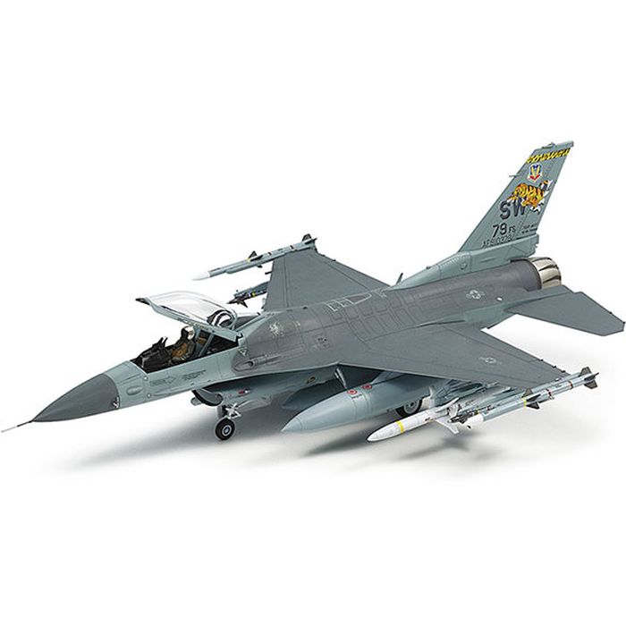 SEARCH WORD：タミヤ（TAMIYA） プラモデル 模型 ホビー おもちゃ 趣味 コレクション商品概要：タミヤ（TAMIYA）｜WB.88 1/72 ロッキード マーチン F-16CJ[ブロック50] ファイティング ファルコン (フル装備仕様)。商品仕様：■メーカー：タミヤ■JANコード：4950344607884■商品名：WB.88 1/72 ロッキード マーチン F-16CJ[ブロック50] ファイティング ファルコン (フル装備仕様)■型番：60788■特長：【F-16CJに豊富な兵装パーツをセット】小型軽量で高性能な空戦戦闘機として誕生し、段階的な改良により強力な多用途戦闘機へと進化を遂げたのがアメリカ空軍のF-16です。その中でも1991年に登場したブロック50は推力を一段と向上させたF110-GE-129エンジンを搭載。さらに高速対レーダーミサイルHARMの運用能力を備えたタイプはF-16CJと名付けられ、敵防空レーダーの制圧任務が可能となりました。1998年からはCCIPと呼ばれる仕様共通化プログラムが開始され、夜間作戦能力も獲得するなど運用の柔軟性が大幅に高まっています。■仕様：メーカー：タミヤ（TAMIYA）スケール：1/72備考：【模型要目】F-16CJブロック50をフル装備仕様で再現したプラスチックモデル組み立てキットです。●1/72スケール：、全長213mm、全幅141mm。●空力的に洗練されたスタイルをリアルにモデル化。●精密感と組み立てやすさをバランス良く両立させました。●CCIP改修機が装備するスナイパーXRポッドや、コクピット前方のIFFアンテナも忠実に再現。●AIM-120CやAIM-9M/Xなどの空対空ミサイルに加え、HARMミサイル、ECMポッドや2種類の増加タンクなどアクセサリーも豊富にセット。●着座姿勢のパイロットの人形1体、マーキング3種類付き。写真はキットを組み立て、塗装したものです■ご注意：※製品の仕様や価格は予告なく変更する場合があります。※掲載している画像は、実際の製品と一部異なる場合があります。※製品のパッケージ（外箱やスリーブ等）は本体を保護する目的となり、運搬におけるダメージについては不良交換の対象外となります。※商品概要、仕様、サービス内容及び企業情報などは商品発表時点のものです。※最新の情報に関しましては、メーカーサイトをご覧ください。※発売前予約商品についてはメーカーの商品製造数により納期が遅れる場合やご注文キャンセルをお願いする場合がございます。