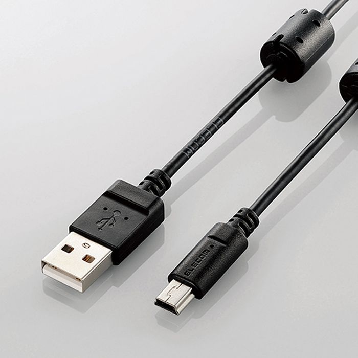 デジタルカメラやデジタルビデオカメラのデータをパソコンに転送できるUSBケーブル。[USB2.0 Standard-A/mini-B]。USB2.0 mini-Bを搭載したデジタルカメラやデジタルビデオカメラのデータをパソコンに転送できるUSBケーブルです。USB2.0規格の伝送速度480Mbpsの高速データ転送に対応しています。高周波ノイズを吸収する効果があるフェライトコアが付いています。サビなどに強く信号劣化を抑える金メッキピンを採用しています。外部ノイズの干渉から信号を保護する2重シールドケーブルを採用しています。ヨーロッパの「RoHS指令(電器・電子機器に対する特定有害物質の使用制限)」に適合した環境にやさしい製品です。ケーブルの長さはデスクトップパソコンとの接続に最適な1.5mです。■メーカー ： エレコム■JANコード ： 4953103490659■商品名 ： カメラ接続用USBケーブル（mini-Bタイプ）/デジカメ用USBケーブル/miniB/フェライトコア/1.5m/ブラック■メーカー型番 ： DGW-MF15BK■コネクタ形状 ： USB2.0(Standard-A)オス-USB2.0(mini-B)オス■対応機種 ： USB2.0(Aタイプ)端子搭載のパソコン、ACアダプタ及びUSB2.0(mini-B)端子搭載のデジタルカメラ、デジタルビデオカメラ■ケーブル長 ： 1.5m■ケーブル太さ ： 約3.1mm■対応転送速度 ： 最大480Mbps ※理論値■プラグメッキ仕様 ： 金メッキピン■シールド方法 ： 2重シールド■カラー ： ブラック【 デジカメ　デジタルカメラ　カメラ　USB接続ケーブル　データー転送　PC接続　ディスプレクリーナー 】※商品概要、仕様、サービス内容及び企業情報などは商品発表時点のものです。※最新の情報に関しましては、メーカーサイトをご覧ください。※発売前予約商品についてはメーカーの商品製造数により納期が遅れる場合やご注文キャンセルをお願いする場合がございます。