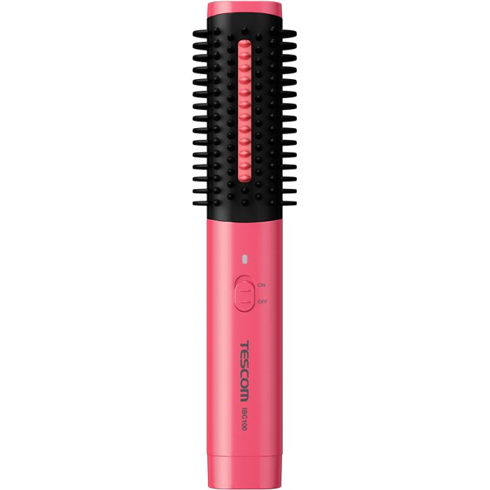 SEARCH WORD：ヘアアイロン へああいろん まとまり 静電気 つや うるおい 美 艶やか なめらか ヘアケア 新生活 新社会人 母の日 ピンク pink商品概要：ブラシ感覚でスタイリングのお直しに。 モバイルバッテリー対応。 最高温度180℃「USBコンパクトブラシアイロン」。 ■髪に熱をしっかり伝える金属製の「ホットピン」 金属製のアイロン部は平面ではなくブラシピンになっているため、髪の間を通って熱を伝えてくれます。 （およそ5分で使用可能温度になります） ■軽量＆コンパクトサイズ 持ち運びに便利なのはもちろん、軽いから腕に負担がかからずラクにスタイリングできます。 ■モバイルバッテリー※に対応 備え付け電源がない場所でも、モバイルバッテリーに接続すればどこでも使用できるUSB給電仕様。 ※コードレスタイプではございません。 ※電源ケーブルをアダプター・モバイルバッテリーなどにつなぎご使用ください。 ※USB-PDの給電規格には対応しておりません。USB-PD対応の機器はお使いいただけません。 ■ホットピン最高温度180℃ 金属製のピンが髪の間を通って熱を伝えるため、スタイリングの崩れた毛先や前髪のお直しに最適です。 ■髪をしっかりキャッチするブラシ配列 73本※のブラシピンにより髪をしっかりキャッチし、テンションをかけてとかすことができます。 ※ ホットピン12本含む ■スリット形状のブラシ背面 毛先のカールをきれいに保ったまま、スルっと抜けやすくする構造です。 ■出来るお直しヘアースタイル 【Point】 毛先のところで5～6秒キープするとクセが付きやすくなります。 ■世界中どこでも使える、海外対応※付属の専用ACアダプター使用の場合商品仕様：■メーカー：テスコム■JANコード：4975302420213■商品名：ヘアーアイロン USBコンパクトブラシアイロン 軽量 ホットピン モバイルバッテリー対応 ピンク■型番：IBC100-P■本体寸法 ：高さ / 38mm　幅 / 192mm　奥行き / 41mm■本体質量 ：100g(本体のみ)■電源 ：［本体］5V 2.0A［専用ACアダプター］AC100-240V 　50/60Hz　0.5A■スイッチ ：ON-OFF■特徴 ：・軽量＆コンパクトサイズ・USB給電・ケーブルタイプ：Type C・ホットピン／最高温度180℃・髪をしっかりキャッチするブラシ配列■温度調節幅 ：180℃（1段階）■海外使用 ：〇■付属品 ：ポーチ／専用ACアダプター／専用電源ケーブル 1m※商品概要、仕様、サービス内容及び企業情報などは商品発表時点のものです。※最新の情報に関しましては、メーカーサイトをご覧ください。※発売前予約商品についてはメーカーの商品製造数により納期が遅れる場合やご注文キャンセルをお願いする場合がございます。