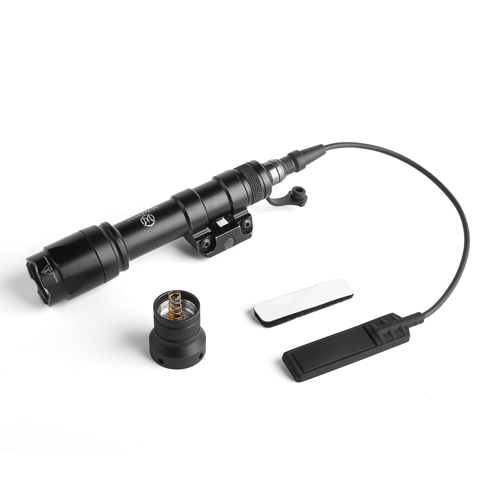・M600C SCOUT LIGHT 。・一般的な押すとON/OFFが切り替わる「プッシュスイッチ」と、手元でライトの操作が可能になる「リモートスイッチ」の2種類が付属します・約600ルーメンの XML-U2 高光度LEDを搭載しており、目が眩むほどの明るさで、暗闇を明るく照らします。注: 非常に高い光量のため、光源を直視しないでください・20mmレイル対応。M4シリーズやHK416/417、SCARなどにご使用頂けますが、マウントベースをご確認下さい・CR123A/1634O x2本を使用（電池は別売）。※ 電池交換はフロント部の「LEDバルブ側」を取り外し交換します。※電池が入った後、電池倉の蓋を底部まで締めてくださいM600C フラッシュライト 。20mmレイル対応 一般的な押すとON/OFFが切り替わる「プッシュスイッチ」と、手元でライトの操作が可能になる「リモートスイッチ」の2種類が付属します。 約600ルーメンの XML-U2 高光度LEDを搭載しており。注: 非常に高い光量のため、光源を直視しないでください。 CR123A/1634O x2本を使用（電池は別売）。 注1: フロントの「M600CのLEDバルブ側」を回して開け、・極端子を奥にします。 注2: 電池が入った後、電池倉の蓋を底部まで締めてください。 注意事項： 1. セット内容以外の20mmレール、電池等は別売です。 2. 生産ロットによって付属品やロゴ、色や仕上げ、刻印などが変わる場合がございます。ご了承ください。 3. 電池は別売。電池は新品かつ使用期限内のものをご使用ください。使い古しや使用期限切れのものは放電が進み、点灯不良の原因となります。 4. 照明が点灯しない、または点滅する問題が発生した場合。LEDバルブとテールキャップを締めて、スイッチプラグの挿入深さを調整してみてください。