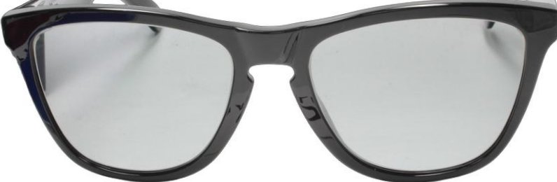 商品は、「コンベックス社製 Polawing SPX 偏光レンズのカット済み」となります。 こちらの純日本製偏光レンズの中でも、偏光度が高い事で定評のあるコンベックス偏光レンズとなります。 偏光膜を挟むプラスチック素材は、一般的なサングラス用素材とは違い、光学的に優れた眼鏡に使う素材を使っています。 高品質である反面、フレームによるレンズの締め付けによって歪（偏光抜け）が生じやすいマイナス特性もあります。 弊社工房では、レンズカットの後、微調整にて個々に品質のバラつきを抑え歪（偏光抜け）を限りなくゼロに抑える加工を行います。 商品は日本正規代理店のフレームに適合するようにカット・調整しています。 しかし、使用年数や保管状況により少々「キツイ」「ユルイ」が生じる事もあります。 ご自身で装着頂く場合 まずはご自身のサングラスを使って脱着テストを行って下さい。 弊社工房に脱着依頼 ・弊社へフレームを送付→弊社脱着及び調整→返送 ※お送り頂く際は、紛失等を避けるため「サングラス」のみでお願いします。 --------------------------------------- 【COMBEX偏光レンズ】 偏光度が高く良く見える事で人気のコンベックス偏光レンズ。明るいレンズでも99％以上の偏光度をキープしています。 また偏光レンズの常識ともいえる一定の波長の光線をカットする事が出来ずに起こる「色抜け（青/赤抜け）」が発生しない事でも有名です。 コンベックス偏光レンズは、一番厳しいとされる状況下「マグロのボートキャスティングゲーム」においてもテスターさん達によってレンズの強さが実証されています。 大事にお使い頂ければ、偏光度が落ちること無く長くお使い頂く事が出来ます。お使いの状況などは弊社工房フェイスブック @konkyglass をご覧くださいませ。 レンズ選びの基本となる【明るさ】は大きく分けて3パターンです。 ライトカラー（可視光線透過率40％前後）は、釣りに最適です。日の出・日没付近から朝夕に真価を発揮します。 ミドルカラー（可視光線透過率30％前後）は、釣り・レジャー・ドライブ・ゴルフなど（ライトスポーツ）にとオールラウンドに使えます。明るいサングラスとしても最適。 ディープカラー（可視光線透過率15％以下）は、海・船上などの強い日差しに最適。サングラス機能を最大限発揮します。 ----- コンベックス偏光レンズベースレンズ14色、ミラーコート4種類 【レンズカラー特性】 2年間レンズ保証：偏光抜け、偏光度低下が起こった場合、無料にて新品レンズに交換させて頂きます。◎弊社は、オークリー（ルックスオティカジャパン株式会社）・レイバン・スミスサングラス・ESS・ロズビー・コンベックスレンズなど全て正規代理店契約品です。 オークリー、レイバンサングラスは全てルックスオティカジャパン株式会社の製品保証が付属しています。 サングラスに関してのアフターサポートは、オークリーカスタマサービスまで直接ご依頼頂くか弊社までお知らせ下さい。 カスタムサングラス、眼鏡、度付きサングラス、のアフターサポートは、弊社までお知らせください。 コンベックスカスタムモデルには、メーカー純正付属品のほかコンキーグラス工房が発行する保証書やメンテナンス説明書などが付属しています。
