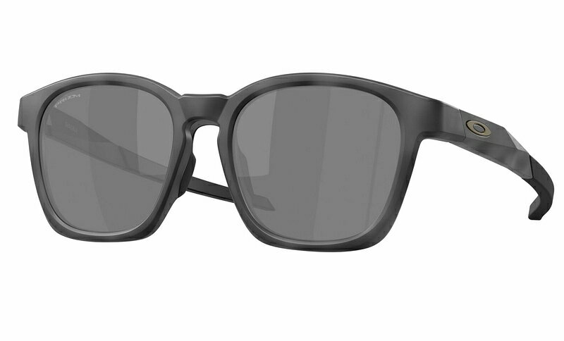 OAKLEY AUTHORIZED RESELLER オークリー 正規品・正規販売公認店 当店はメーカーより正式に認められたオークリーの正規販売公認店です。 長年の実績に基づき、すべてのお客さまに安心の「100%正規品」をお届けいたします。 科学と芸術の融合、それがOAKLEY。 1975年にモトクロス・ハンドグリップの製造からスタートしたオークリー（OAKLEY）。 「あらゆる状況下においてどのように眼を守るか？」を第一に考え、 全世界で約600以上の特許を取得。スポーツアイウェアの最高峰として、 世界のトップアスリートからストリートカルチャーまで、絶大な支持を集め続けています。 世界最高峰と呼ばれる、オークリー共通のテクノロジー 1. 圧倒的な高解像度「HDO&reg;」 一般的なレンズにありがちな「歪み」や「対象物がずれて見える現象」を極限まで排除。 オークリーのレンズは、裸眼に近いどこまでもクリアな視界を提供し、長時間の着用でも眼の疲れを軽減します。 2. 銃弾をも跳ね返す「耐衝撃性能」 オークリー独自の高純度ポリカーボネート素材「プルトナイト」は、高風速・高比重の衝撃テストをクリア。 万が一の転倒や、飛び石などのアクシデントからあなたの大切な眼を物理的に守り抜きます。 3. 有害な紫外線を100%カット コーティングではなく、レンズ素材そのものがUV（UVA、UVB、UVC、そして有害な青色光）を遮断。 レンズに傷がついたとしても、その紫外線カット性能が衰えることはありません。 公認店からのお約束 &bull; 当店で取り扱うオークリー製品は、すべてメーカー正規ルートより直接仕入れた本物（正規品）です。 &bull; 並行輸入品や模倣品（偽物）のリスクは一切ございません。安心してお買い求めください。 &bull; 正規公認店ならではの丁寧な検品体制のもと、最良の状態でお手元へお届けいたします。 Model Code：OO9507DSize：52Color Code：950705Geofit：Low Bridge FitLens Material：PolycarbonateLens Base：Base 4CWidth Lens：52mmLens Height：46mmTemple Length：137mmBridge Size：18mm