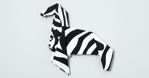 商品詳細 広げても元の形にもどる、不思議で愛らしいクロス。 折り紙で作る動物をモチーフにした「プチペット」は、 ポリエステル素材で作られた、眼鏡のレンズや液晶画面などの 汚れを拭き取るポケットサイズのクリーナーです。 ポリエステル素材にプリ...