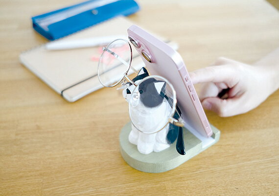 スマホ・メガネスタンド 木彫りアニマル KH-61387 ハチワレ猫 キシマ Fika フィーカ スマホスタンド 動物 木製 卓上 デスク 雑貨 ギフトスマートフォン ディスプレイ 天然木 ハンドメイド かわいい 動物 手作り プレゼントにも