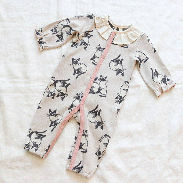 ninoオリジナル柄のねこジャガード素材のカバーオールは、 パイピングをピンクの配色にする事でよりベビーらしさをアップしています。 衿のフリルもポイントで、可愛らしい印象です。 ギフトにもオススメです。 ※こちらはヴィンテージ商品です。 経年劣化による薄汚れ、ヨレ、ヤケ等が若干見受けられる場合もあります。 ご理解・ご了承にてご購入お願いいたします。 ※返品・交換できません。 ■カラー：002アイボリー ■サイズ(cm)：60-70/70-80 ■素材：ジャガード：コットン100% 配色布：コットン100％ 衿：オーガニックコットン100％ ・メーカー希望小売価格はメーカー商品タグに基づいて掲載しています★クリックポスト配送可能です★ 複数の場合や他商品と同梱の場合はクリックポスト不可になる場合がございます。 商品名 nino ニノ オリジナルシャムねこジャガードカバーオール カラー 002アイボリー サイズ(cm) 60-70/70-80 注意点 お色はできるだけ実物に近くなるようにしていますが、モニターの加減などで違って見える場合がございます。 実店舗でも販売しております。入れ違いで売り切れの際はご容赦ください。